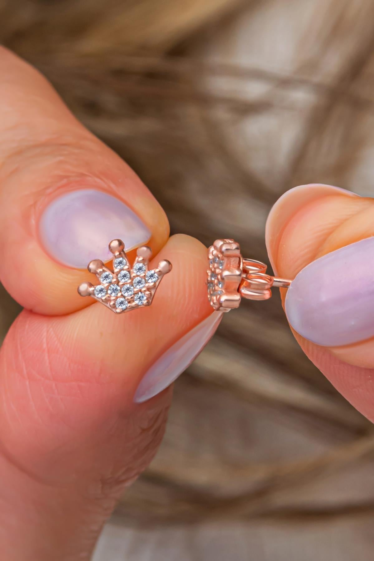 925 Ayar Gümüş Rose Kaplama Minimal Kral Tacı Küpe