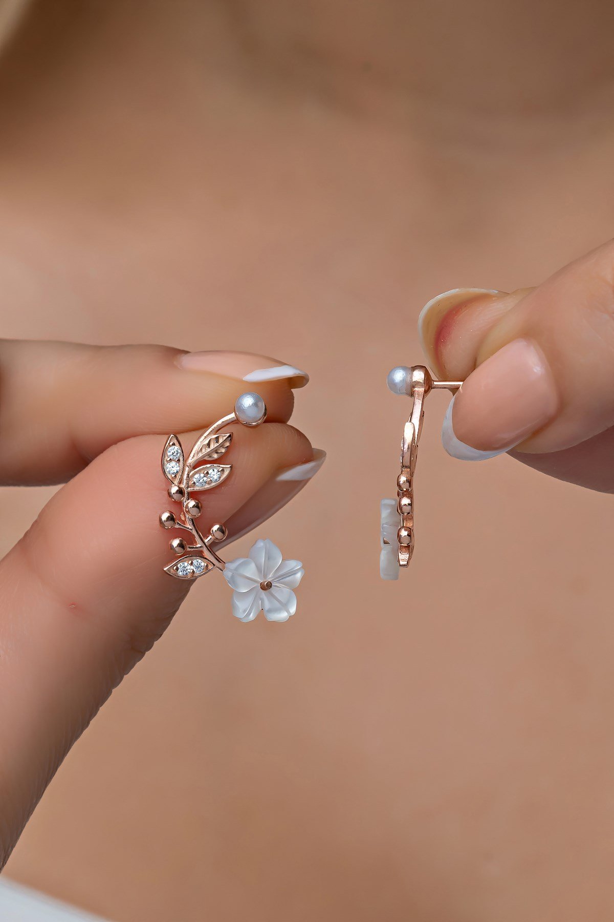 925 Ayar Gümüş Rose Manolya Çiçeği Detaylı Yarım Ay Küpe