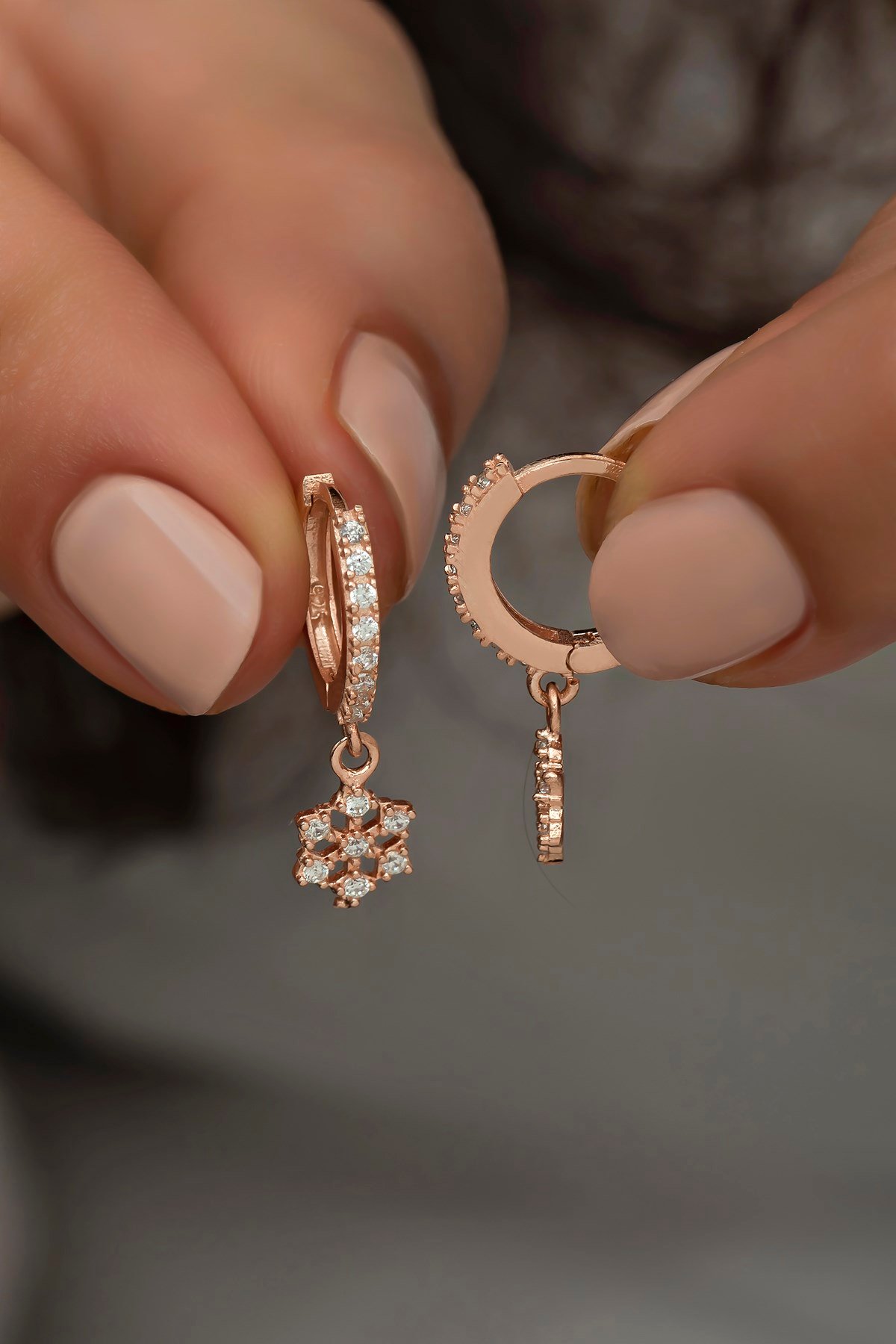 925 Ayar Gümüş Sallantılı Rose Zirkon Kartanesi Küpe