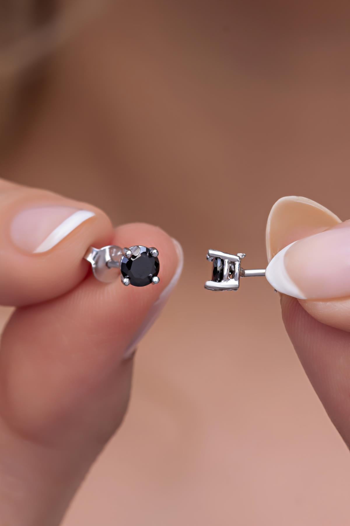 925 Ayar Gümüş Siyah Taşlı 4 Mm Tektaş Küpe