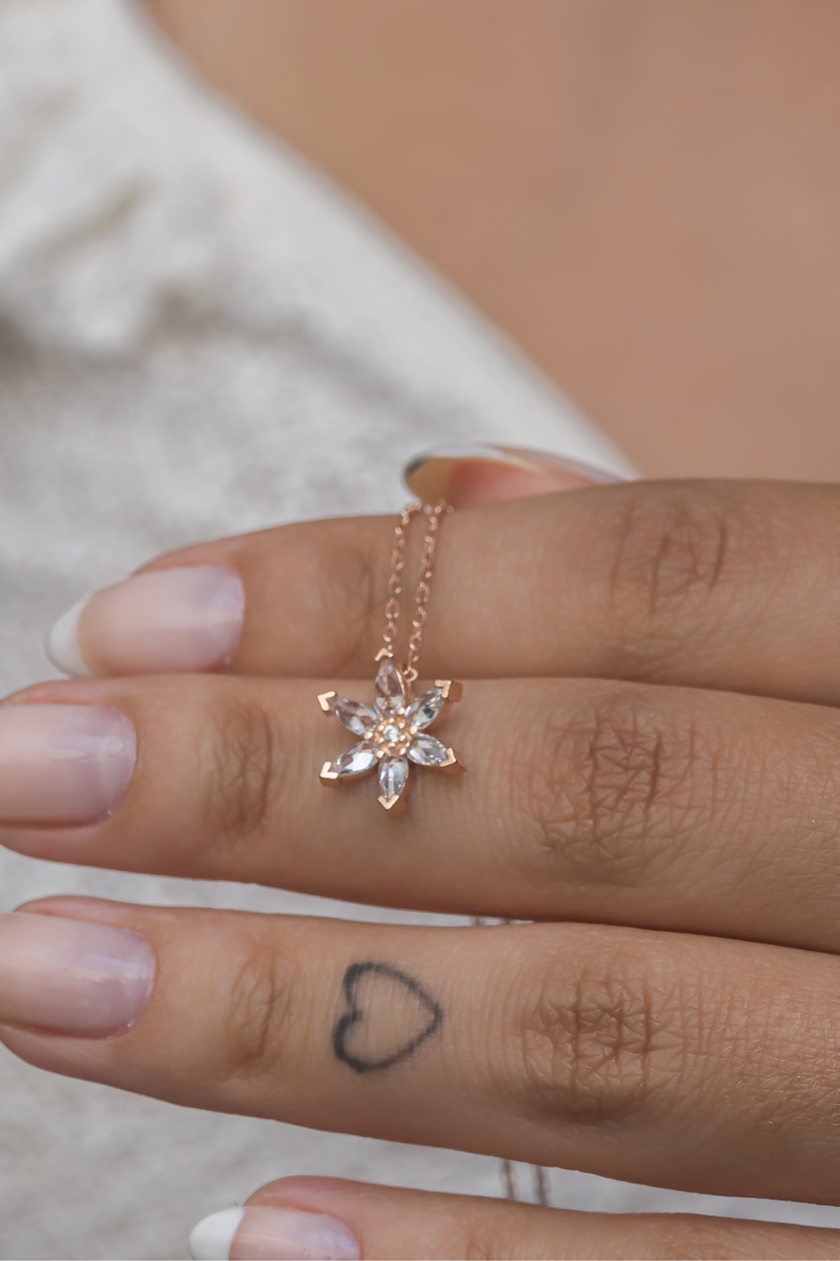 925 Ayar Gümüş Tek Kat Beyaz Taşlı Lotus Çiçeği Kolye