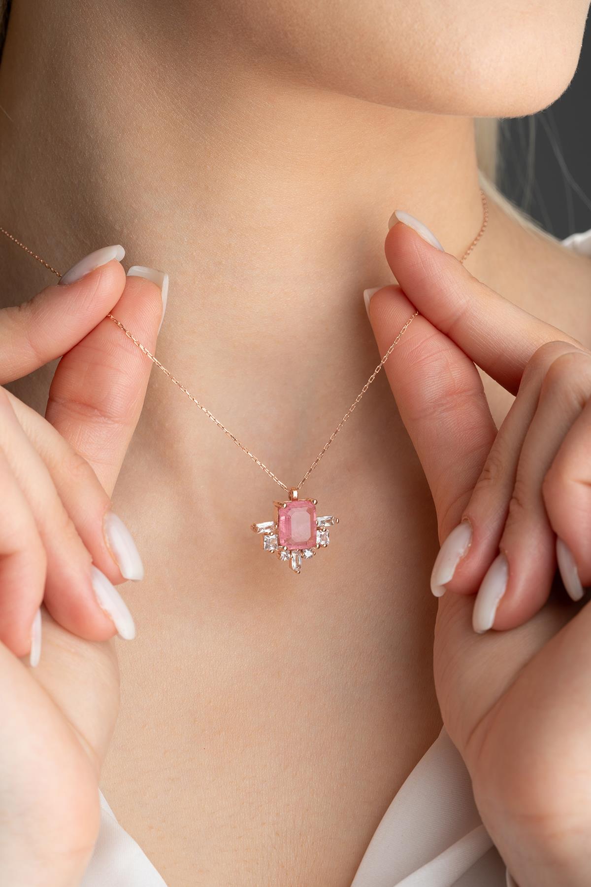 925 Ayar Gümüş Yanları Baget Taşlı Pembe Tektaş Kolye