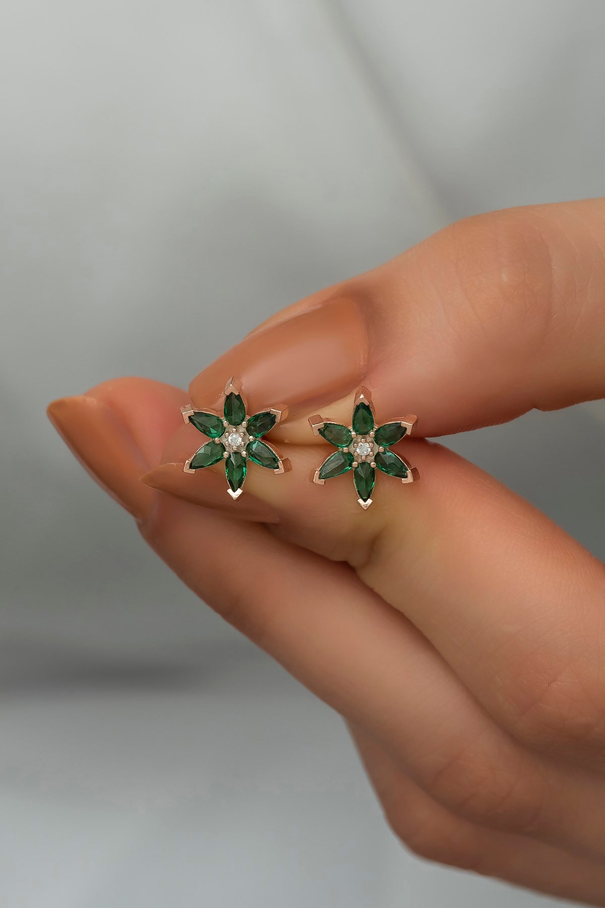 925 Ayar Gümüş Yeşil Taşlı Lotus Çiçeği Küpe