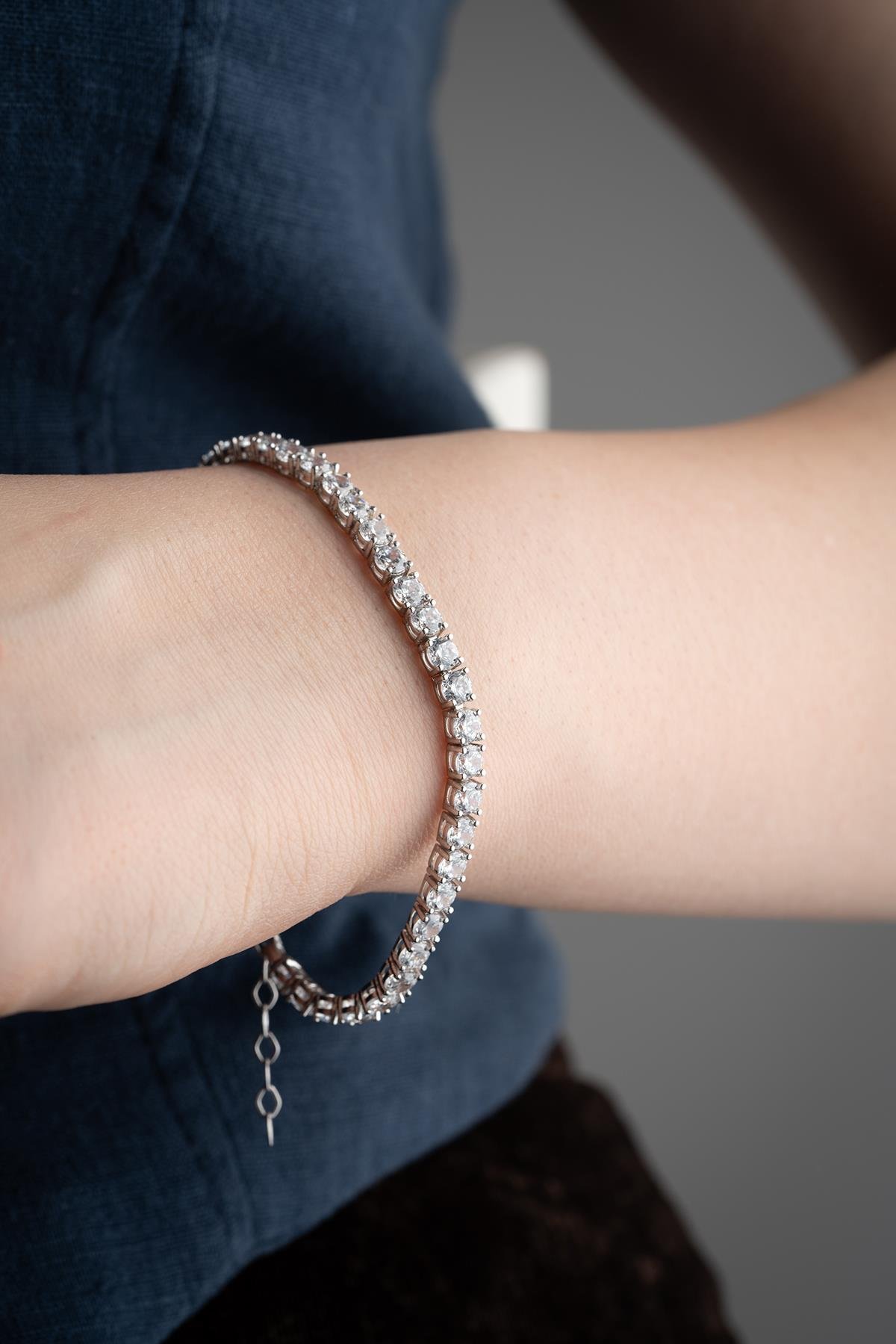 925 Ayar Gümüş Yuvarlak Taşlı Suyolu Bileklik 