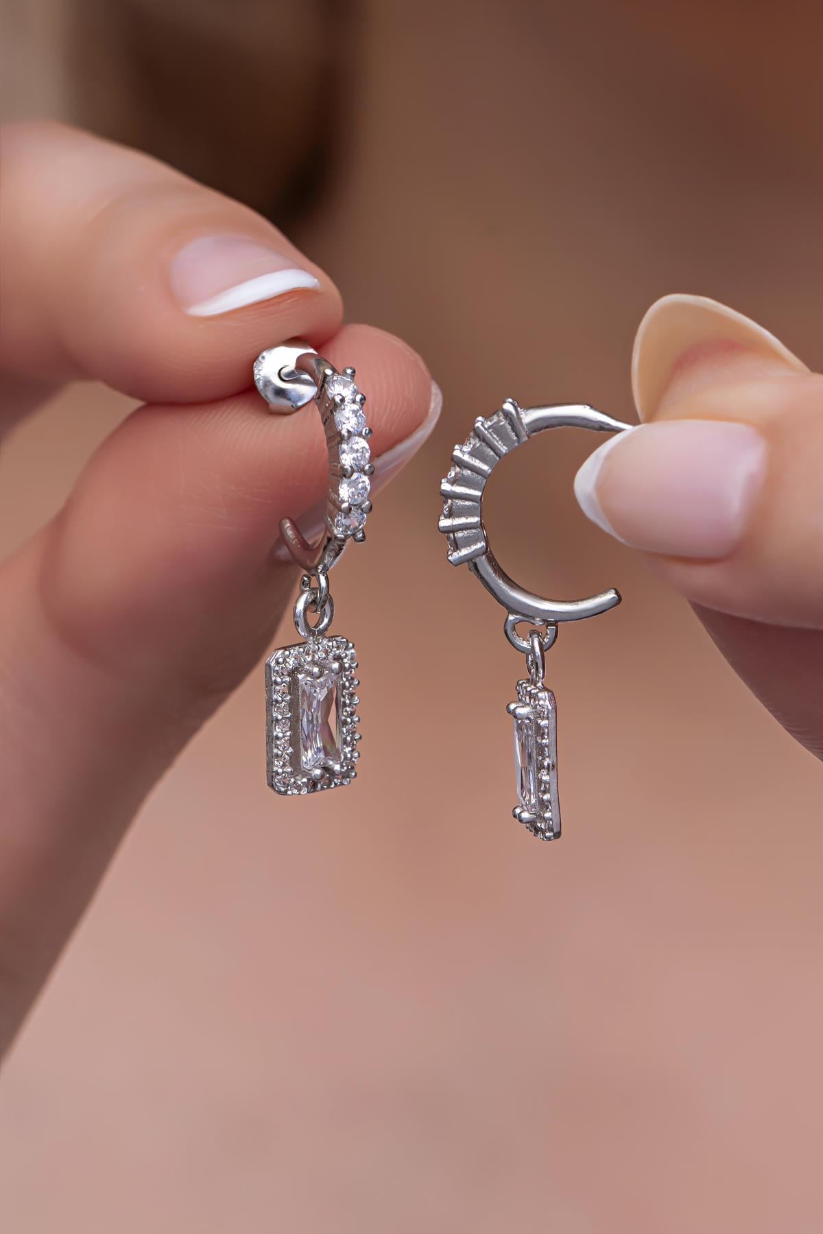 925 Ayar Gümüş Zirkon 5 Taşlı 12 Mm Yarım Tur Baget Tektaş  Küpe