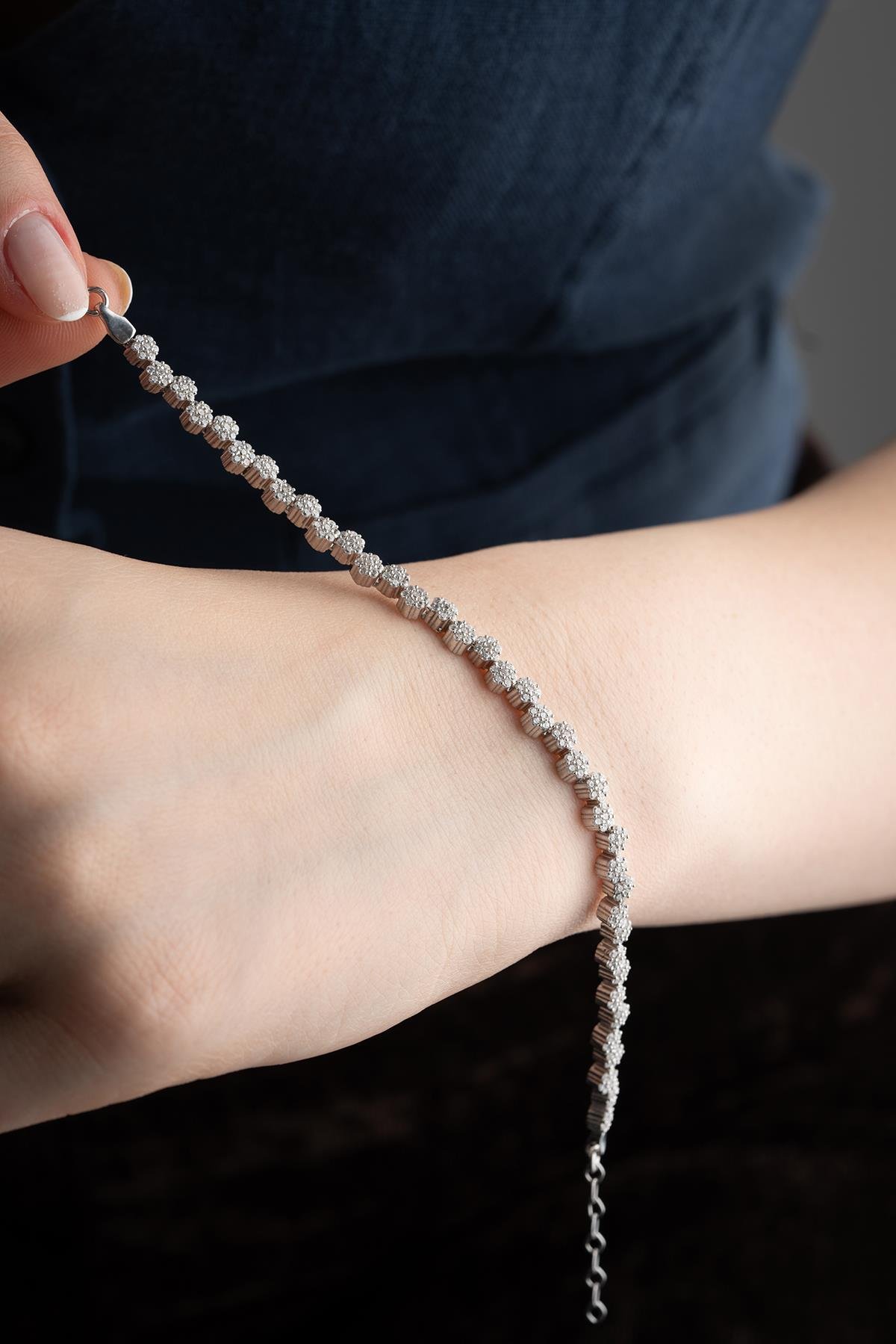 925 Ayar Gümüş Zirkon Taşlı Çiçek Motifli Suyolu Bileklik 