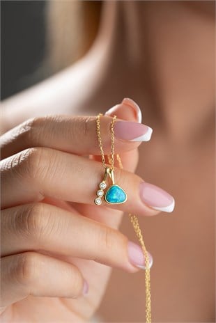 925 Ayar Gümüş Gold Kaplama Üçgen Opal Taşlı Zirkon Taş Figürlü Kolye