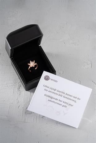 925 Ayar Gümüş Işıklı Kutuda Ayarlanabilir Beyaz Taşlı Lotus Çiçeği Yüzük