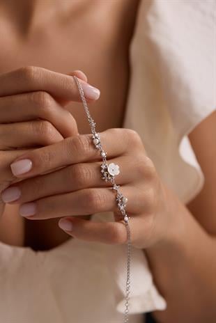 925 Ayar Gümüş Rodyum Kaplama Bahar Şenliği Manolya Çiçeği İnci Kelebek Detaylı Bileklik