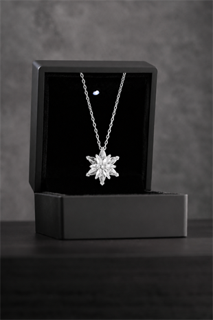 925 Ayar Gümüş Rodyum Kaplama Işıklı Kutuda Gold Beyaz Taşlı Lotus Çiçeği Kolye