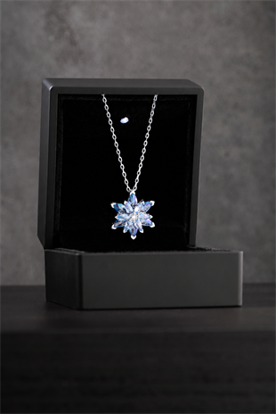 925 Ayar Gümüş Rodyum Kaplama Işıklı Kutuda Gold Aquamarin Taşlı Lotus Çiçeği Kolye