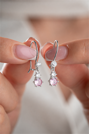 925 Ayar Gümüş Rodyum Kaplama Pembe Zirkon Taşlı Sallantılı Mengeçli Küpe