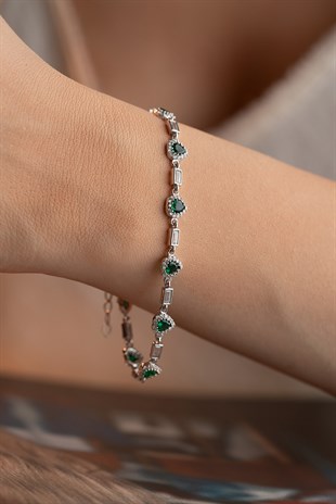 925 Ayar Gümüş Rodyum Kaplama Yeşil Taşlı Sıralı Kalp Bileklik