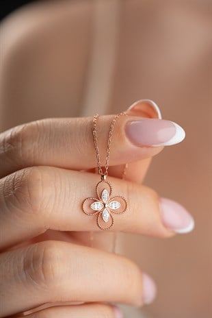 925 Ayar Gümüş Rose Kaplama Beyaz Taşlı 4 Yapraklı Yonca Kolye
