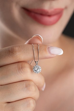 925 Ayar Gümüş Sertifikalı Mozanit Taşlı Küp Zincirli Elmas Montür Tektaş Kolye