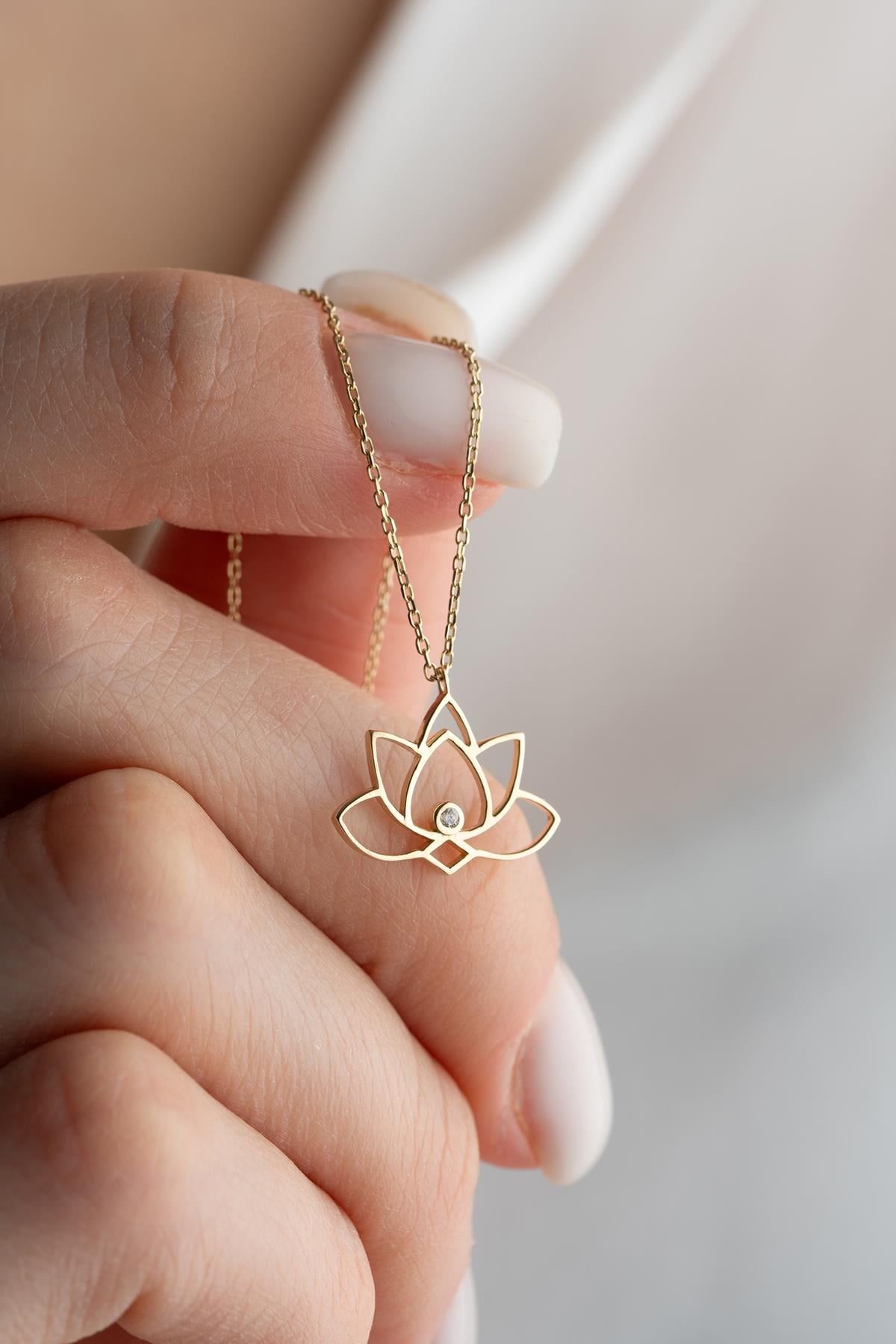 14 Ayar Altın 0.02 Ct Pırlantalı Lotus Çiçeği Model Kolye