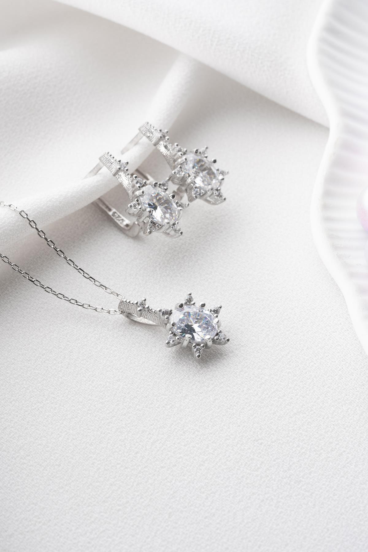 925 Ayar Gümüş Beyaz Oval Taşlı Küpe Ve Kolye Set