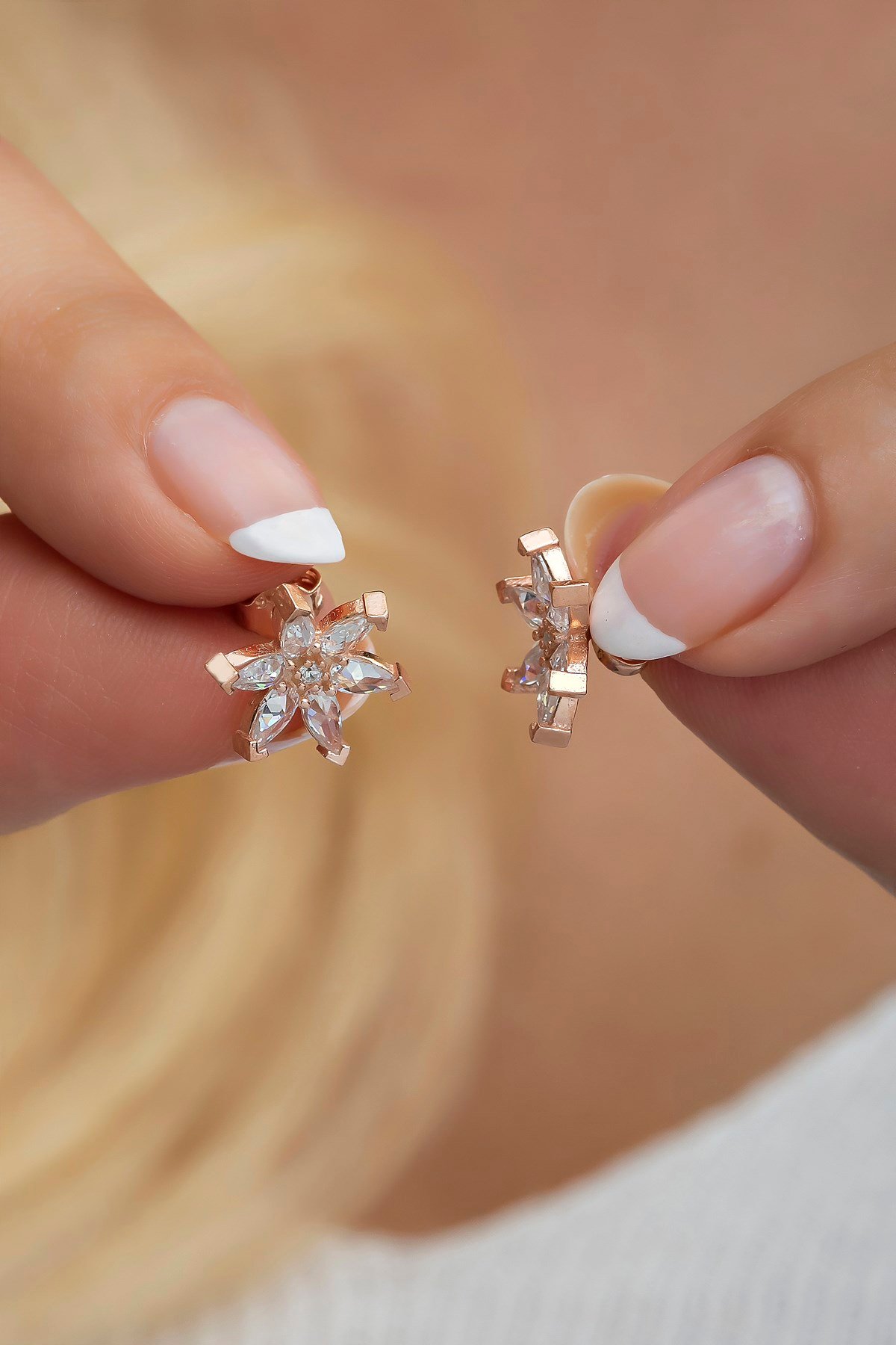 925 Ayar Gümüş Beyaz Taşlı Lotus Çiçeği Küpe