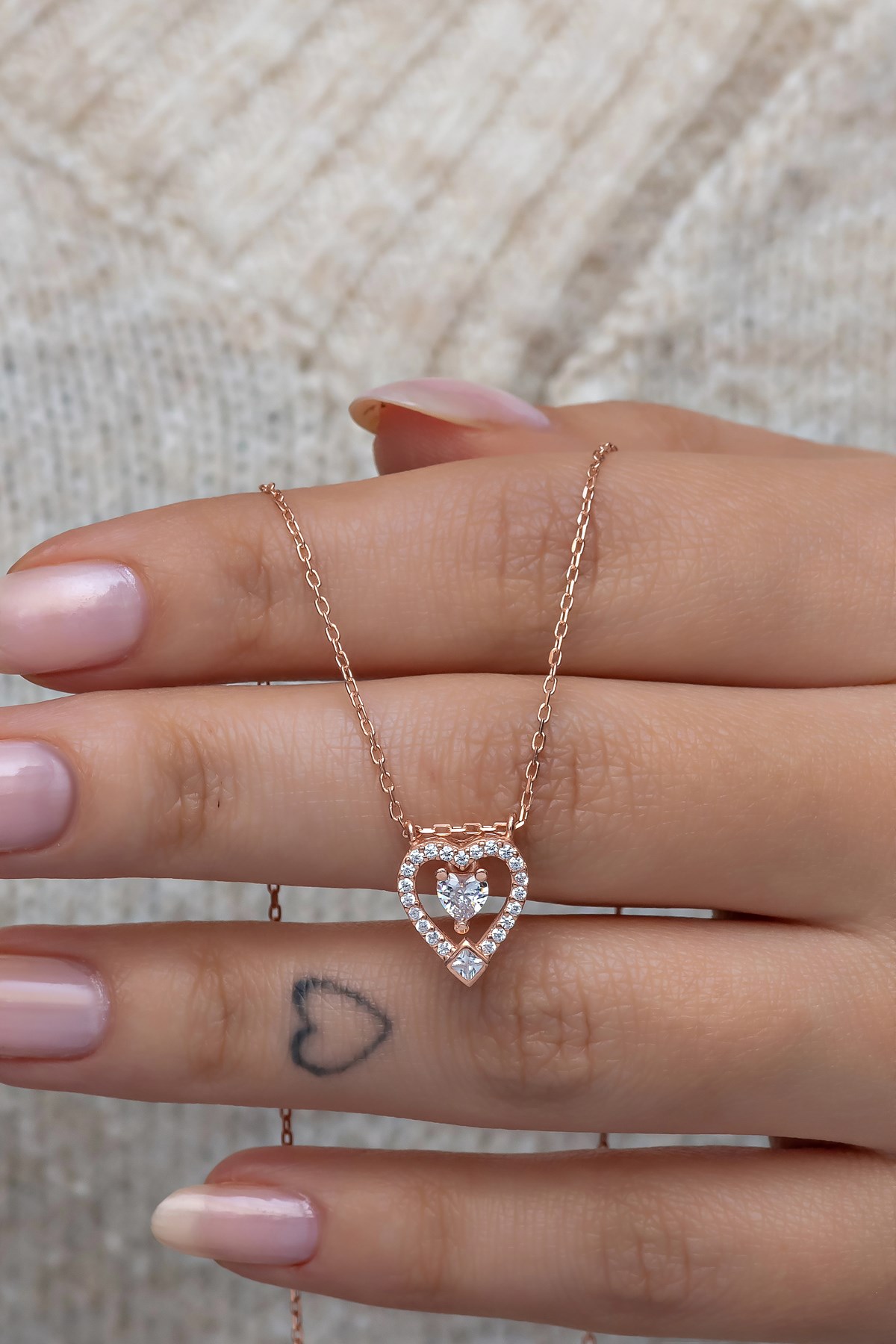 925 Ayar Gümüş Çift Kalpli Ortada Sallatılı Kalp Kolye