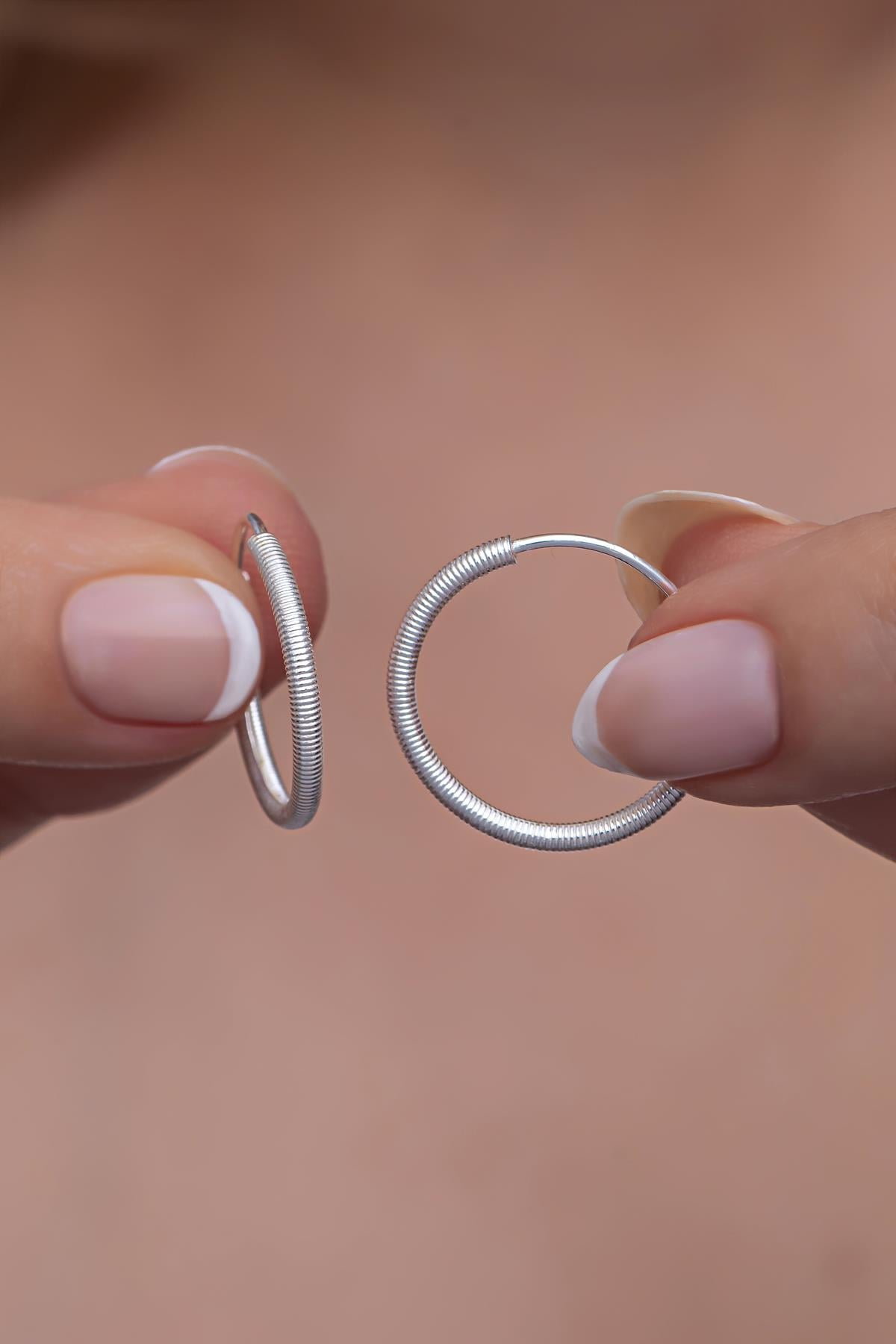 925 Ayar Gümüş Çizgili Tasarım 20 mm Halka Küpe