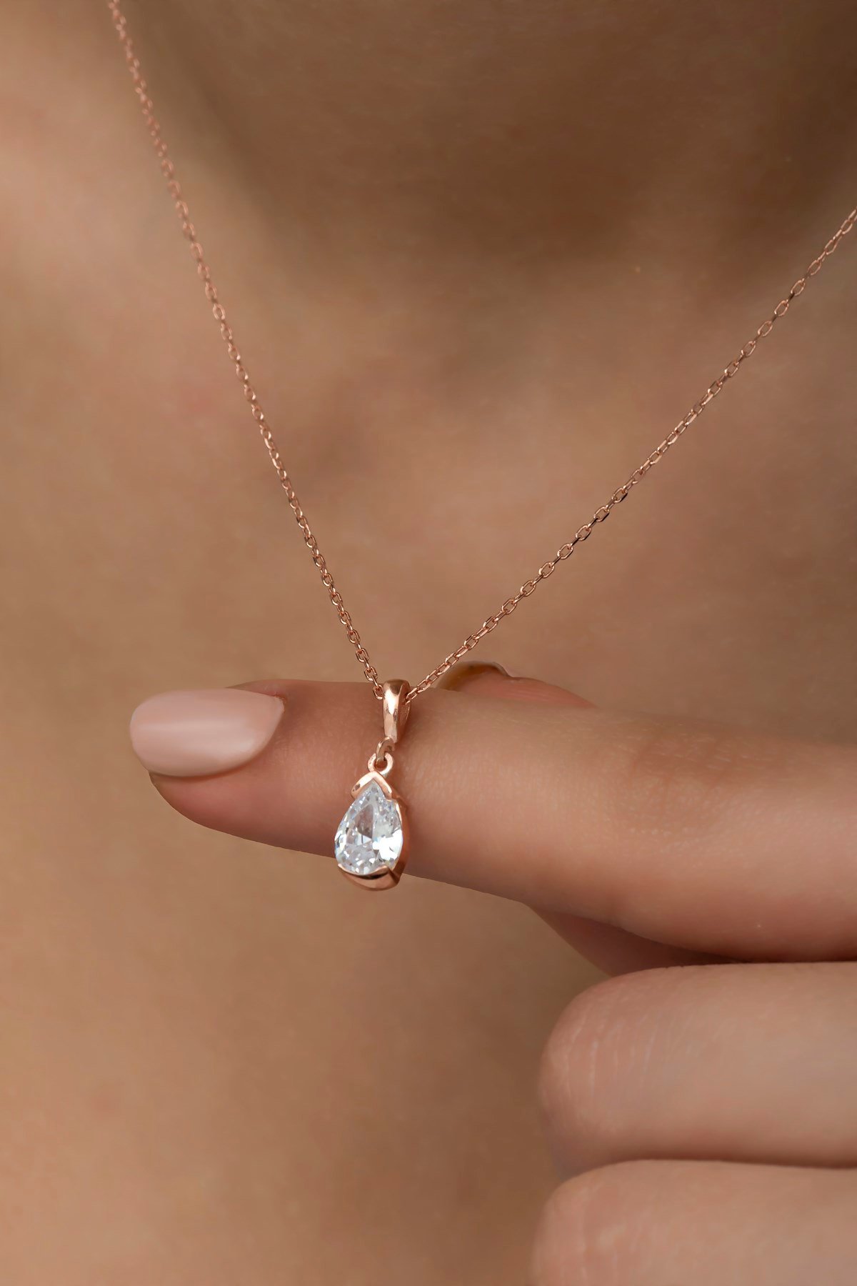 925 Ayar Gümüş Damla Beyaz Taşlı Tektaş Kolye