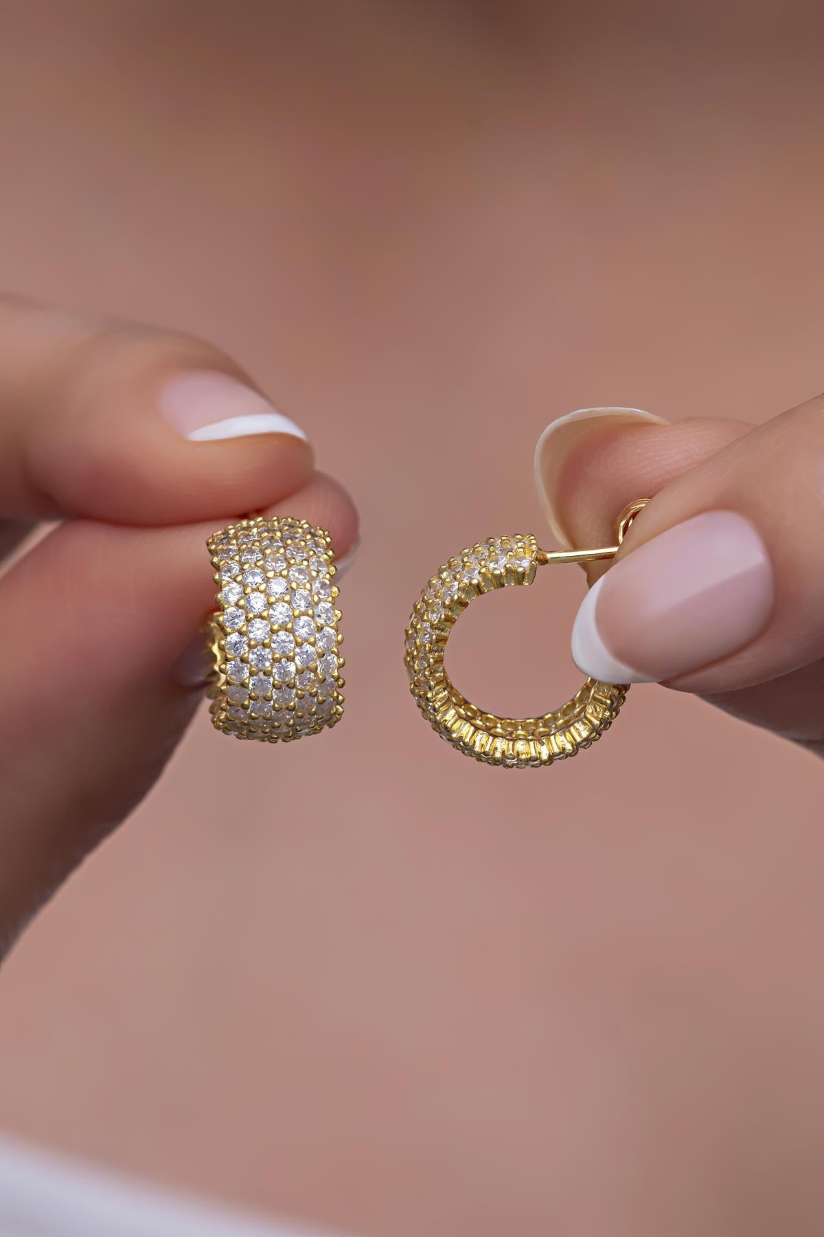925 Ayar Gümüş Gold 5 Sıra Beyaz Taşlı Yarım Tur Küpe