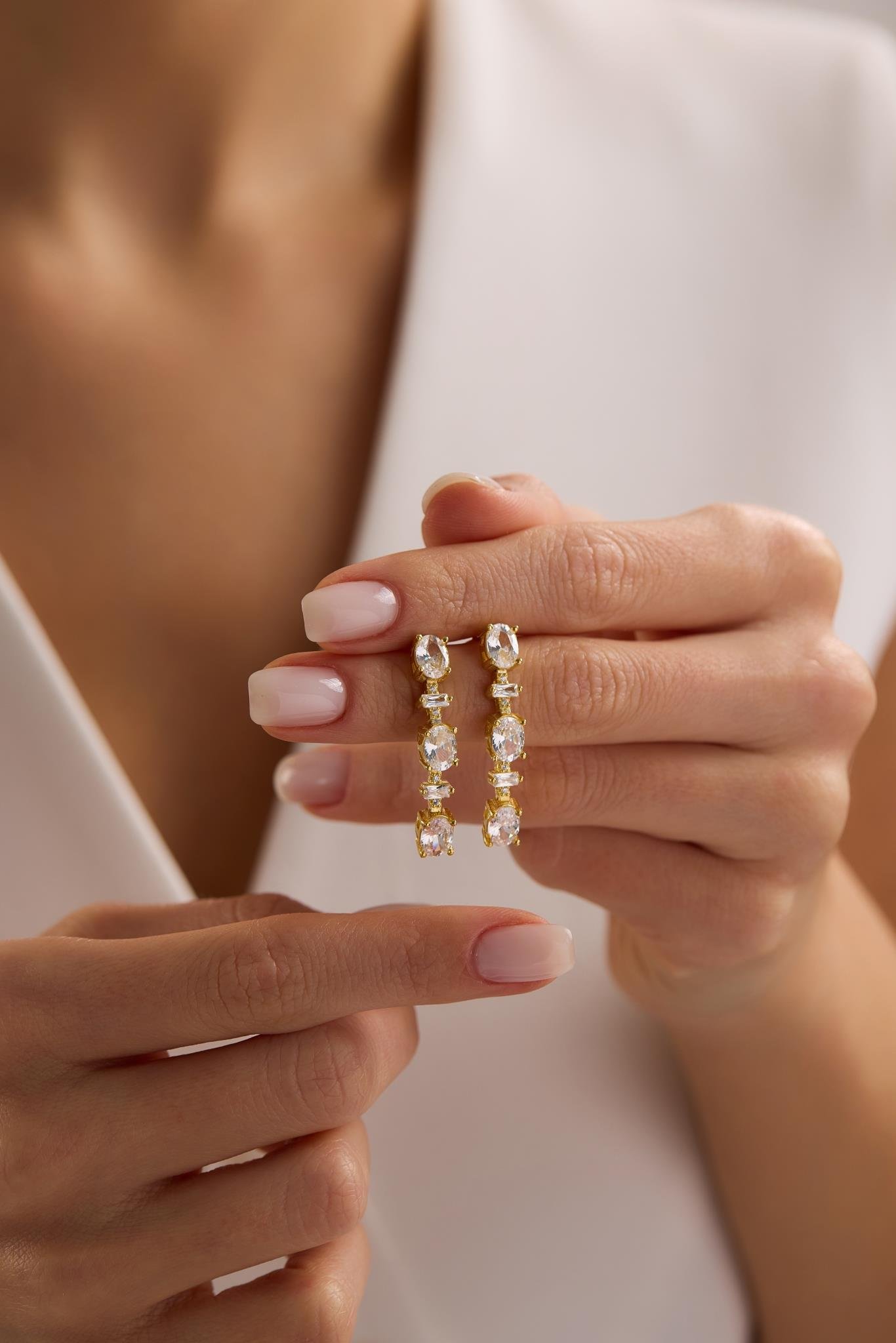 925 Ayar Gümüş Gold Kaplama 3'Lü Beyaz Oval Taşlı Sallantılı Küpe