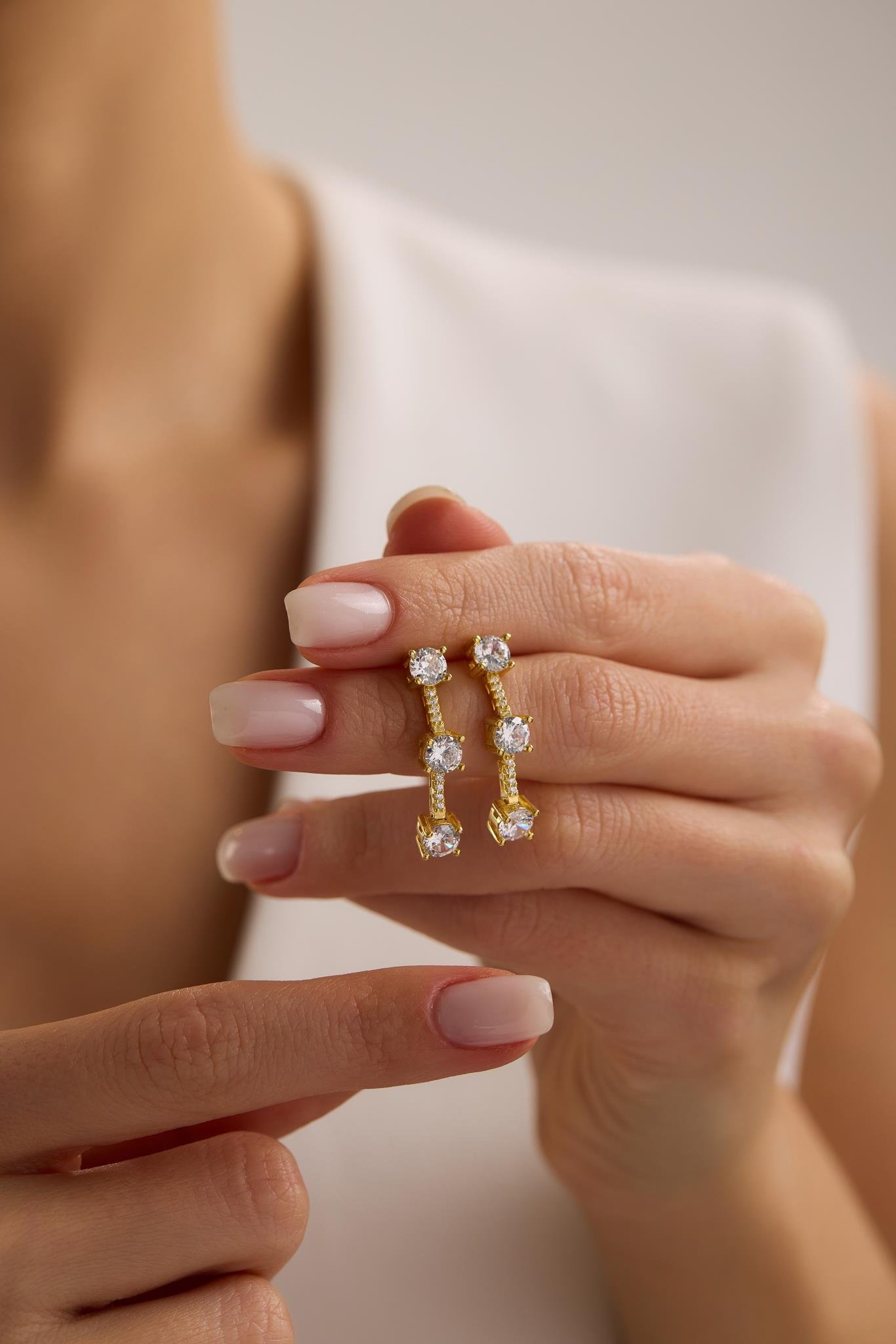 925 Ayar Gümüş Gold Kaplama 3'Lü Beyaz Yuvarlak Taşlı Sallantılı Küpe