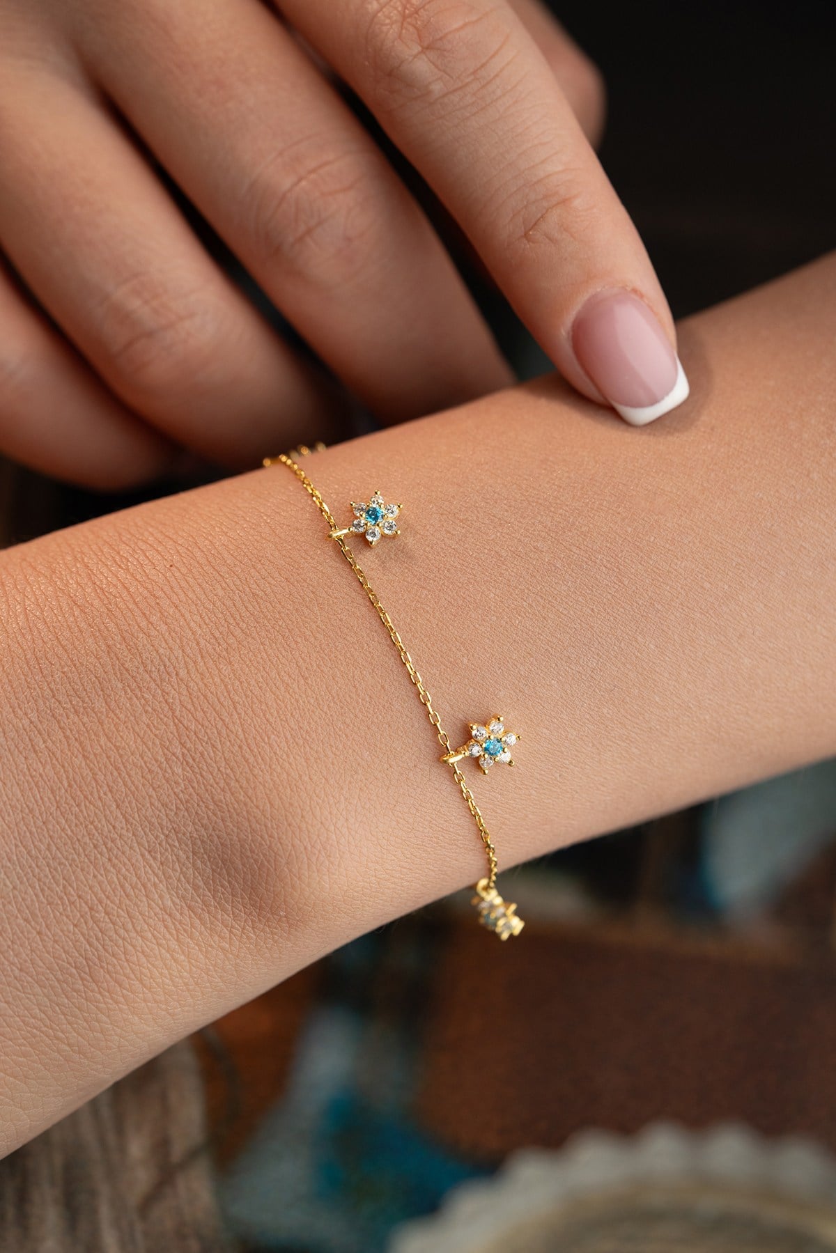 925 Ayar Gümüş Gold Kaplama Aquamarin Taşlı Minimal Çiçek Şans Bileklik