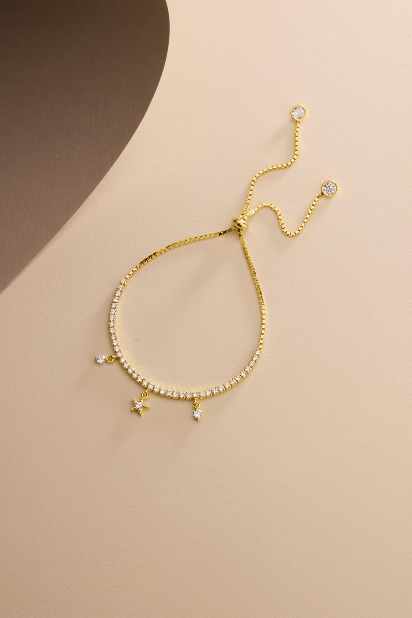 925 Ayar Gümüş Gold Kaplama Ayarlanabilir Asansörlü 2 mm Zirkon Taşlı Su Yolu Sallantı Yıldız Model Bileklik