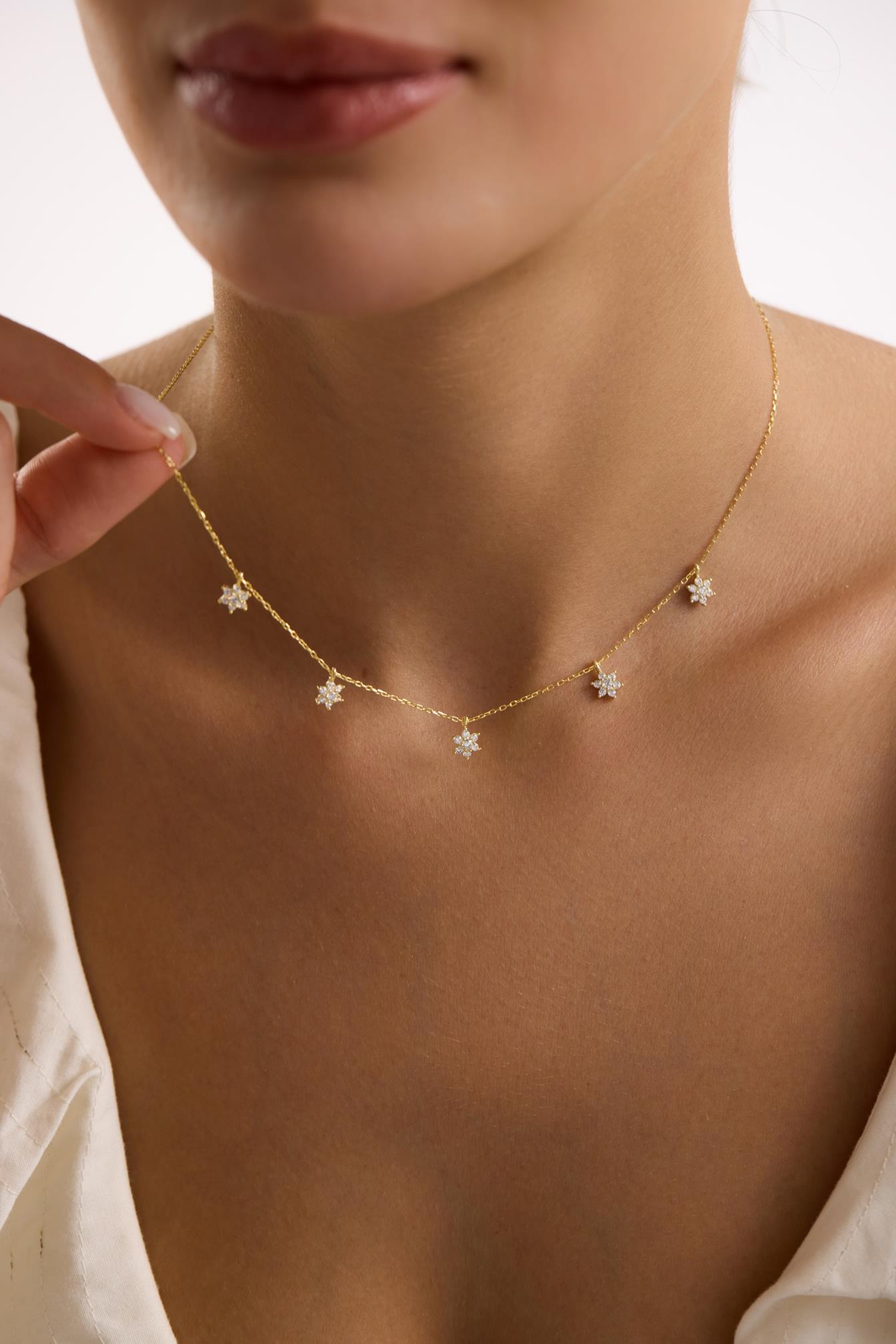 925 Ayar Gümüş Gold Kaplama Beyaz Taşlı Minimal Çiçek Şans Kolye