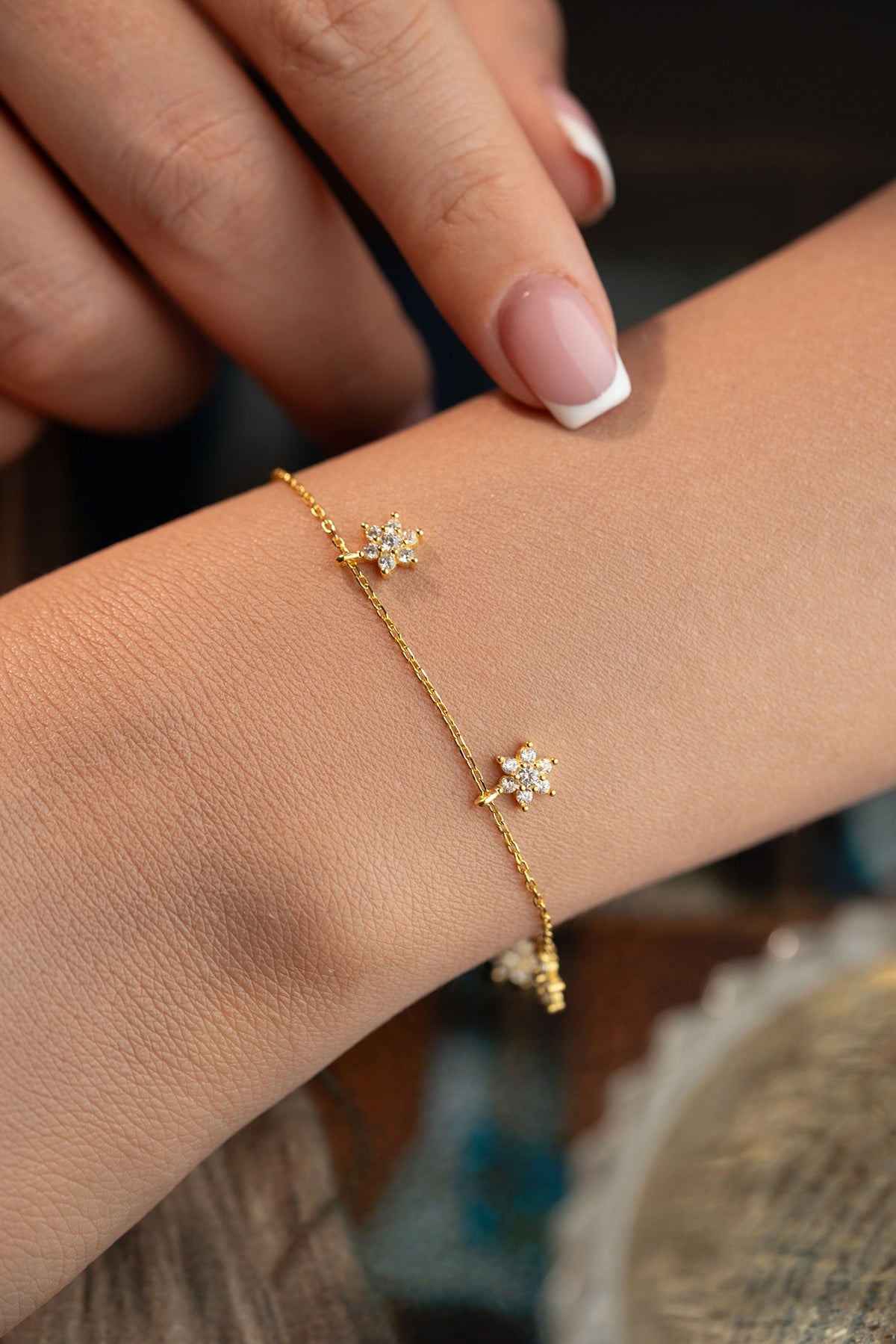 925 Ayar Gümüş Gold Kaplama Beyaz Taşlı Minimal Çiçek Şans Bileklik