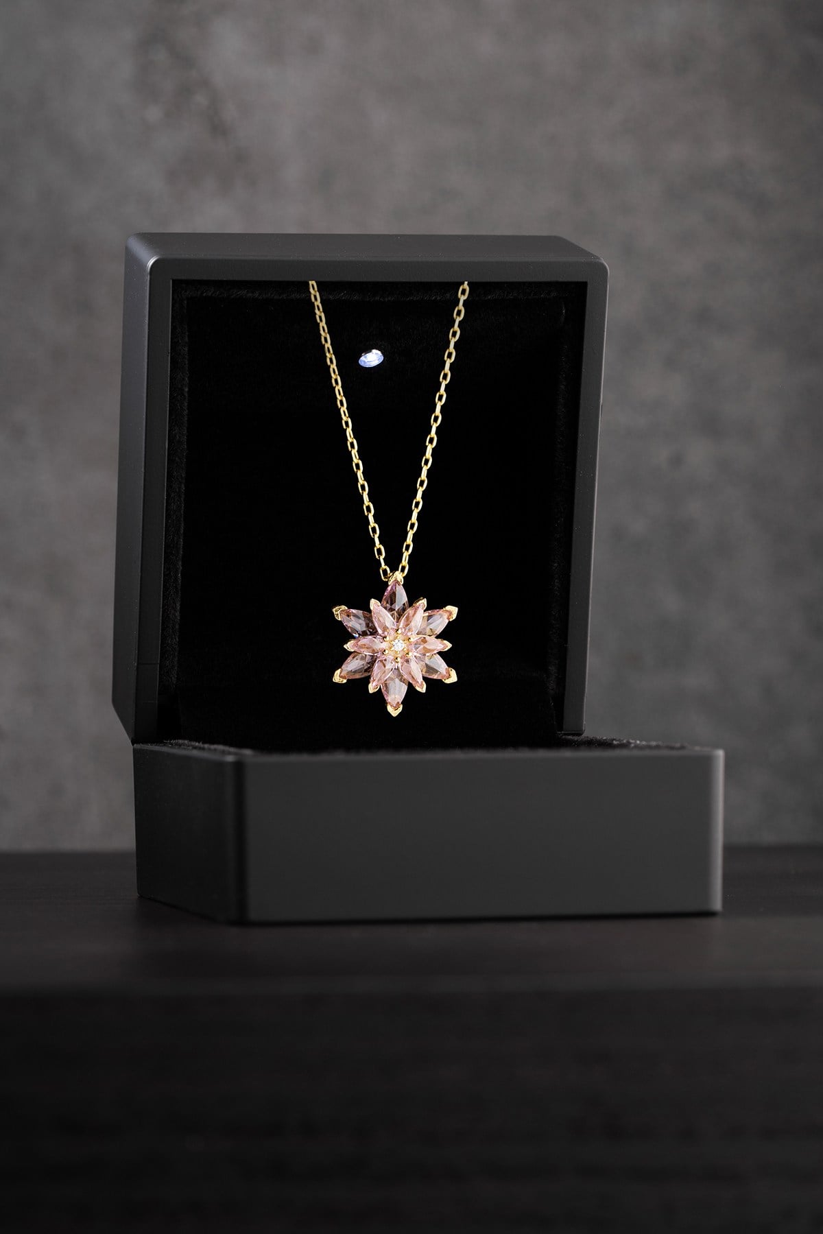 925 Ayar Gümüş Gold Kaplama Işıklı Kutuda Gold Pembe Taşlı Lotus Çiçeği Kolye