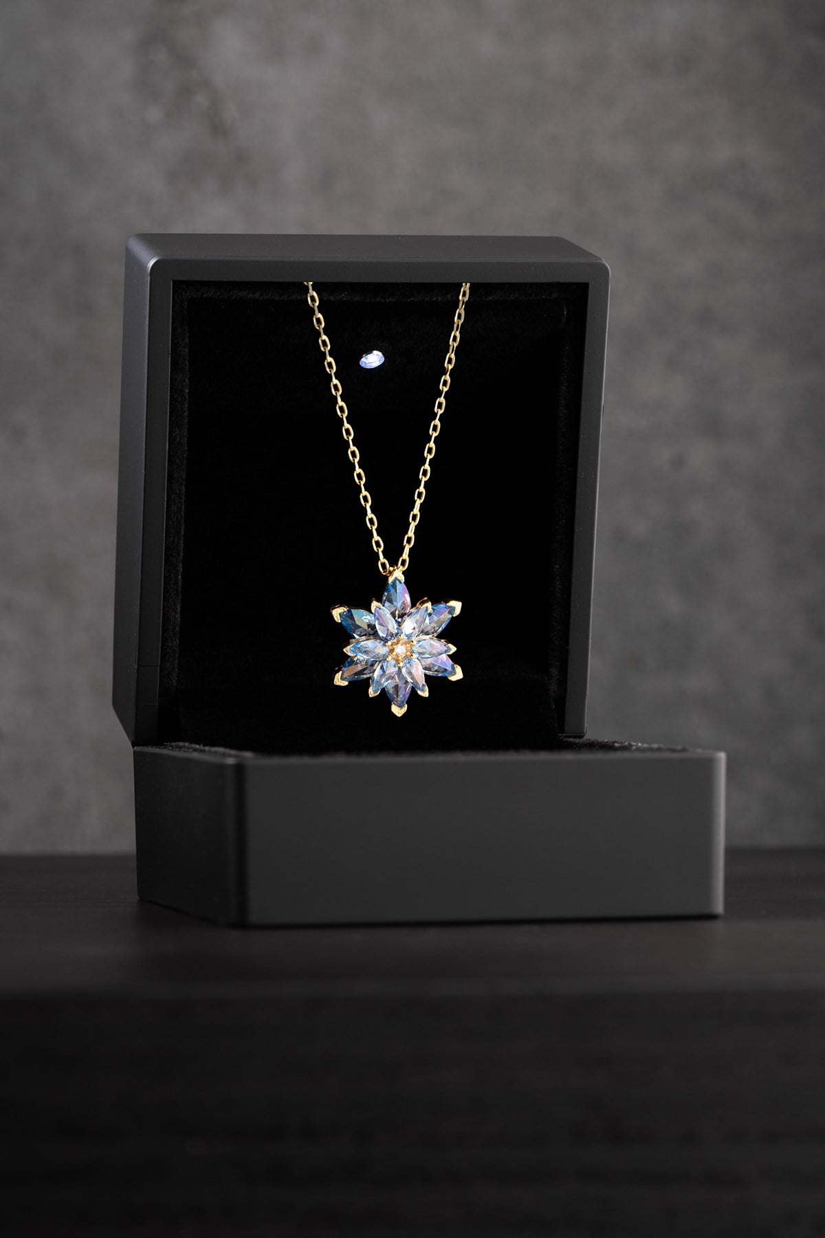 925 Ayar Gümüş Gold Kaplama Işıklı Kutuda Gold Aquamarin Taşlı Lotus Çiçeği Kolye