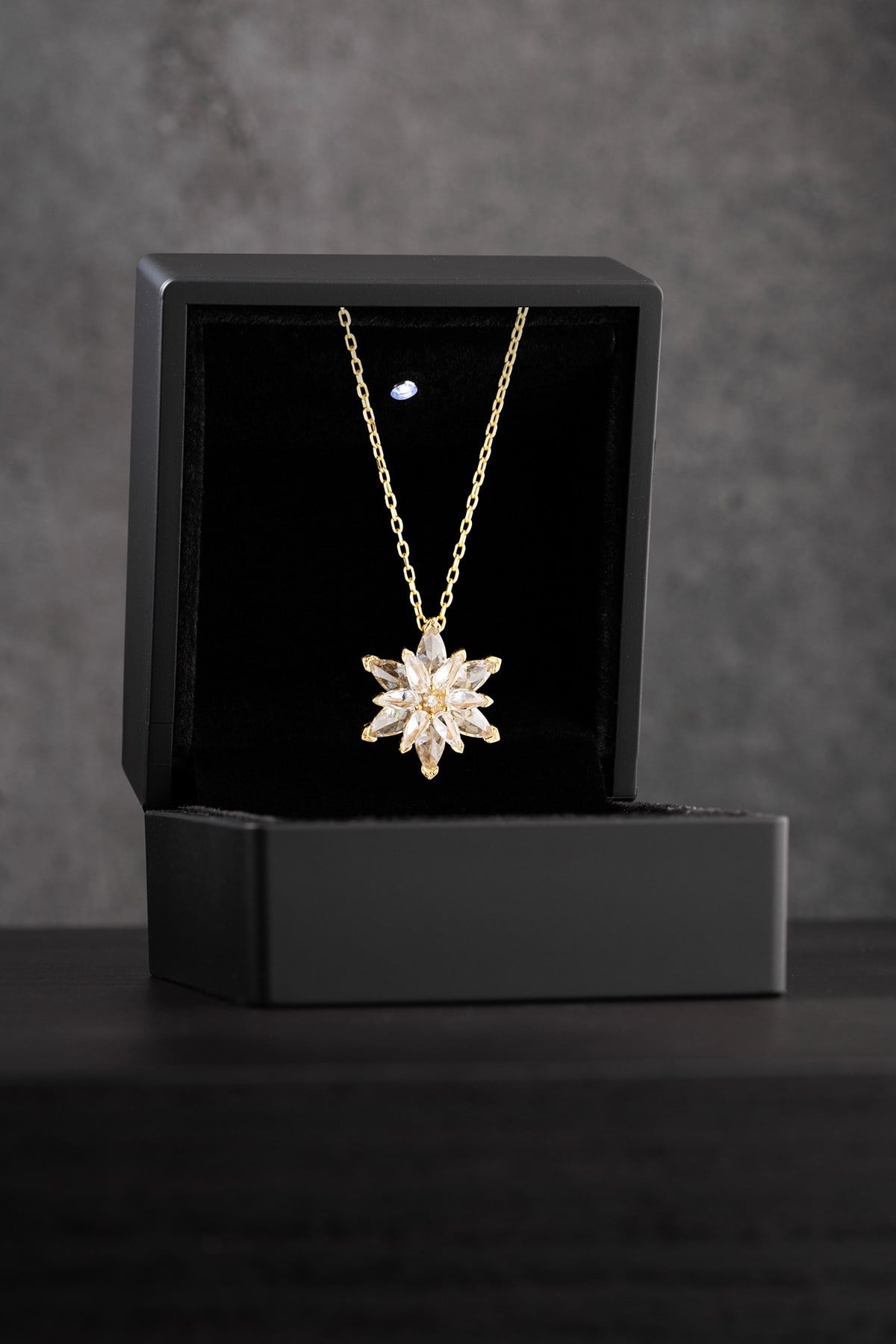925 Ayar Gümüş Gold Kaplama Işıklı Kutuda Gold Beyaz Taşlı Lotus Çiçeği Kolye