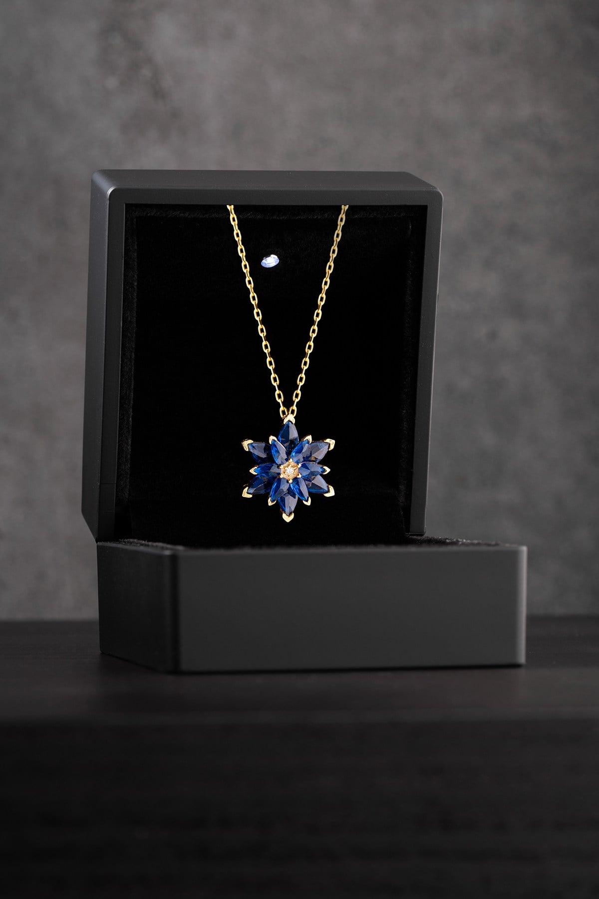925 Ayar Gümüş Gold Kaplama Işıklı Kutuda Gold Mavi Taşlı Lotus Çiçeği Kolye