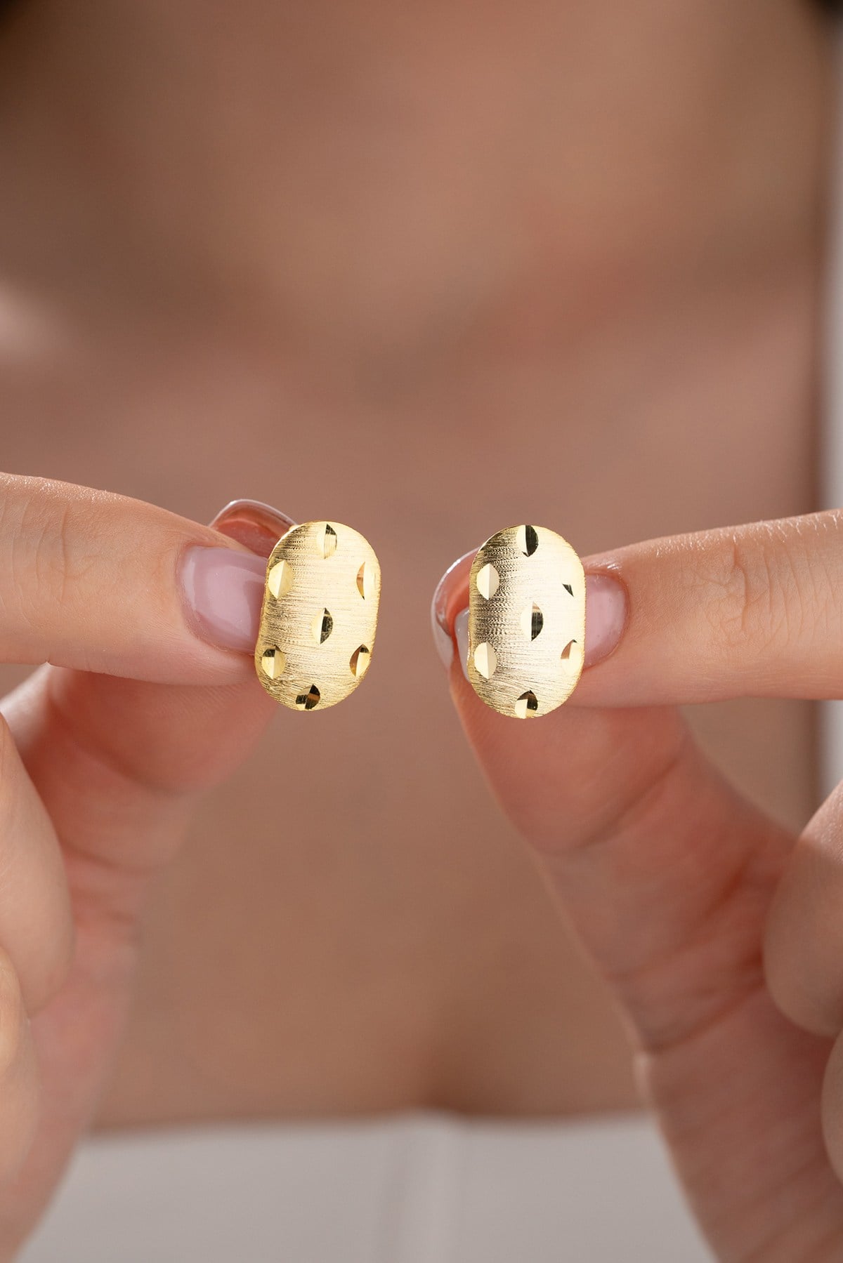 925 Ayar Gümüş Gold Kaplama Mekik Desenli Oval Tasarım Küpe