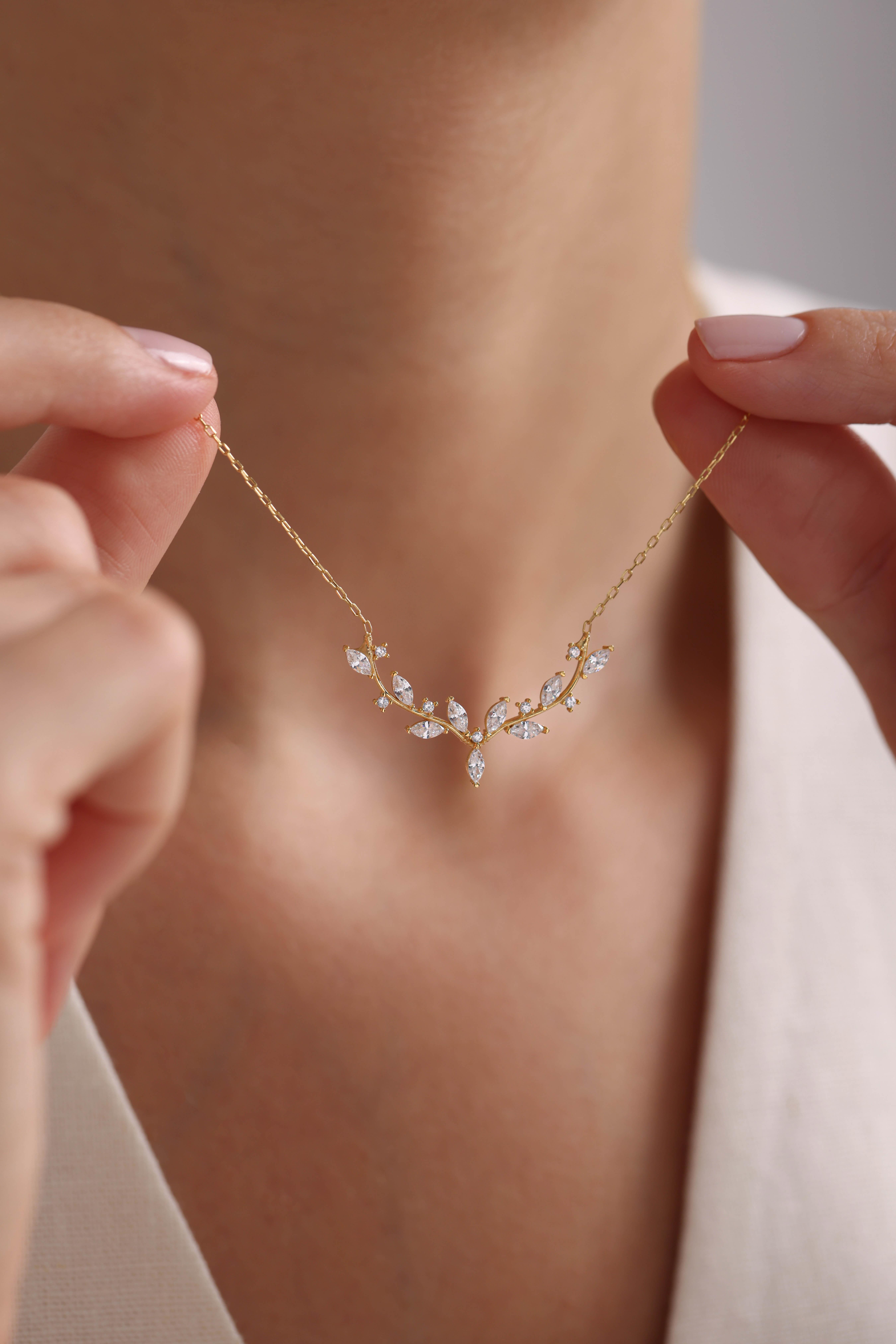 925 Ayar Gümüş Gold Kaplama Mekik Taşlı Zarif Sarmaşık Kolye