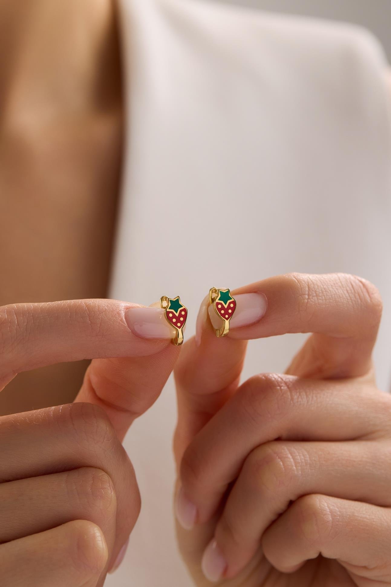 925 Ayar Gümüş Gold Kaplama Minik Çilek Model Çocuk Küpe