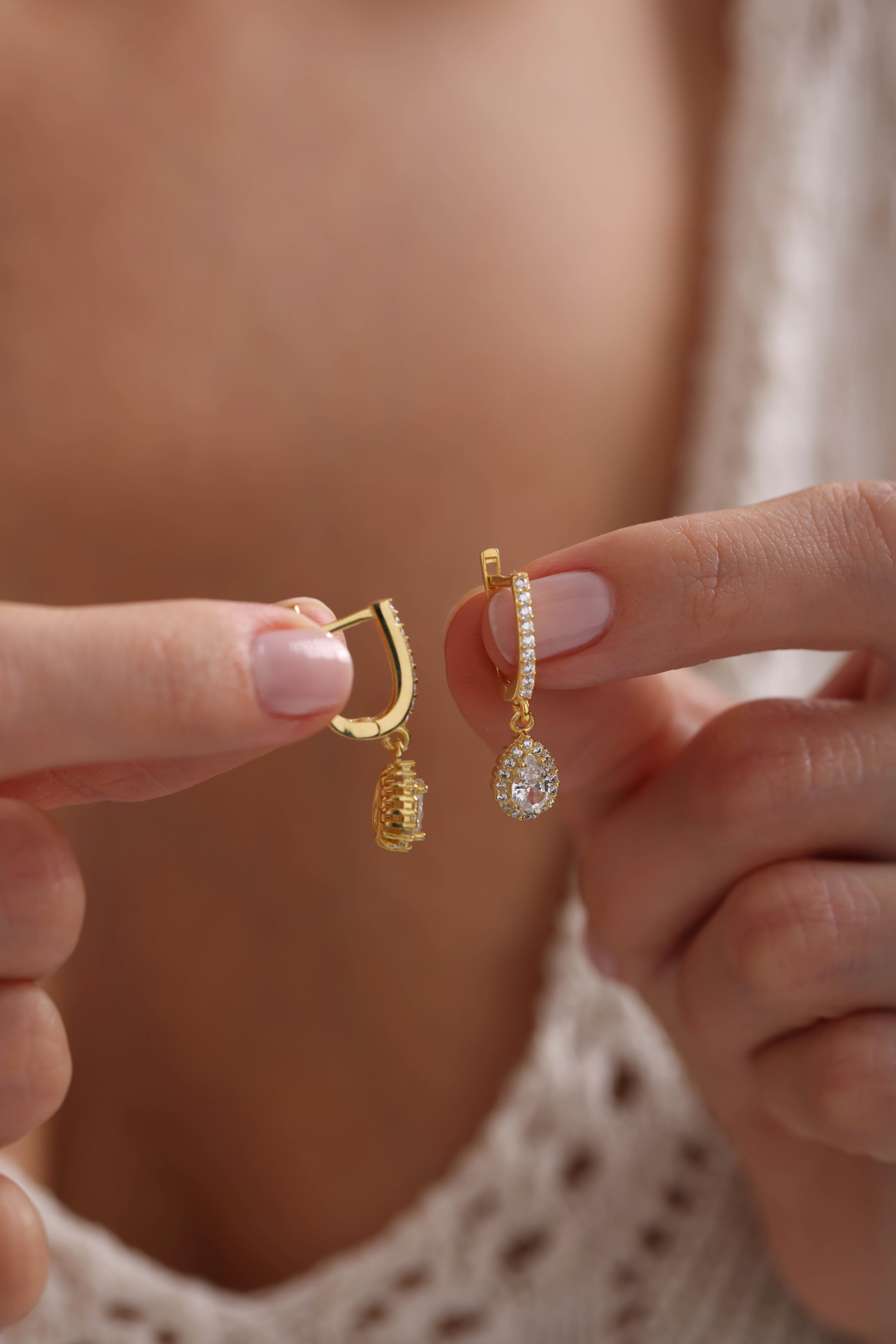 925 Ayar Gümüş Gold Kaplama Sallantılı U Model Beyaz Damla Taşlı Küpe