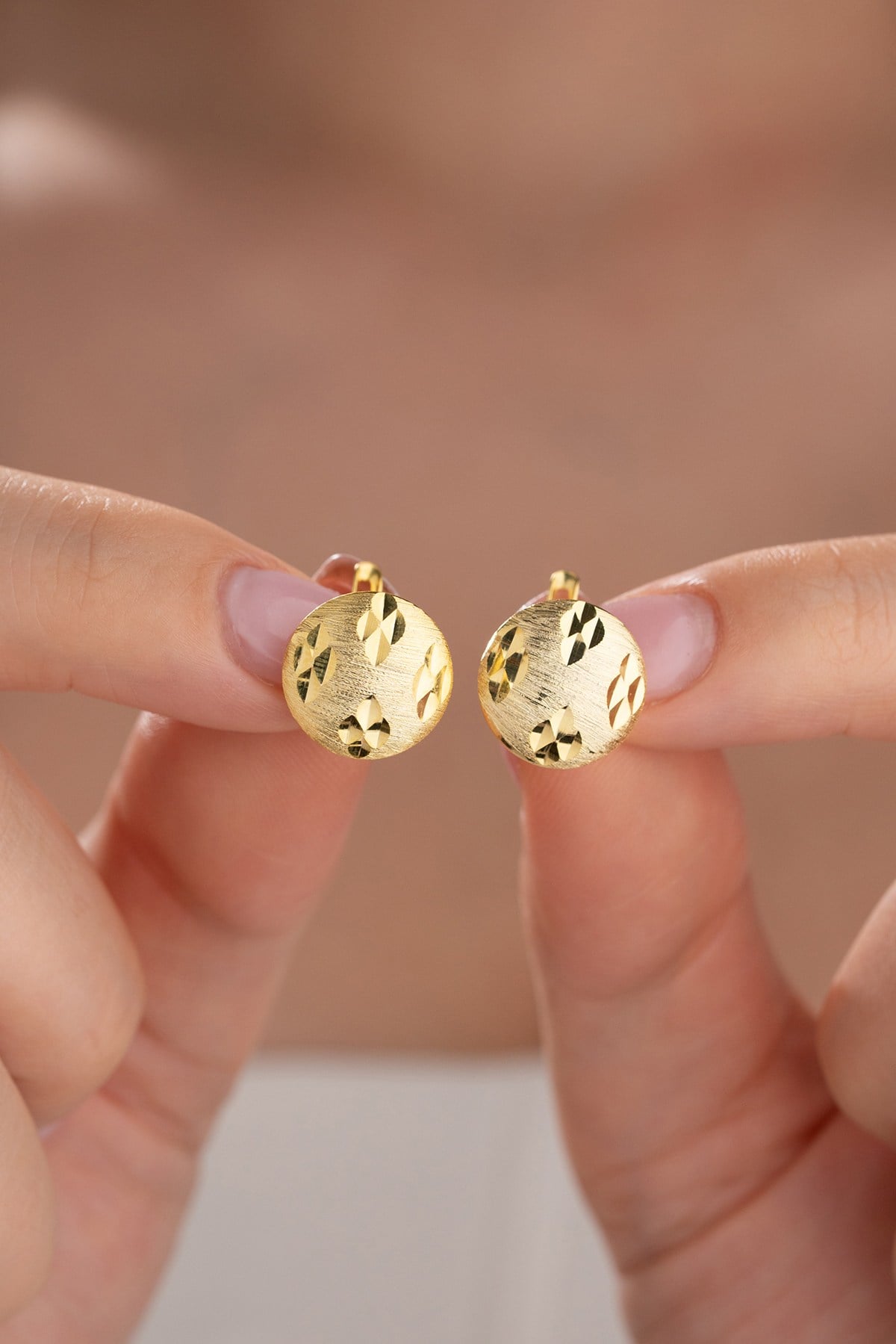 925 Ayar Gümüş Gold Kaplama Yonca Desenli Yuvarlak Tasarım Küpe