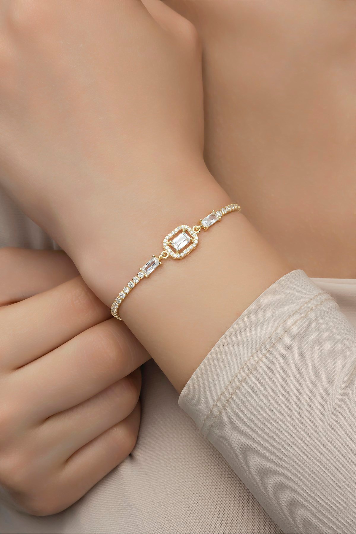 925 Ayar Gümüş Gold Suyolu Baget Taşlı Tektaş Bileklik