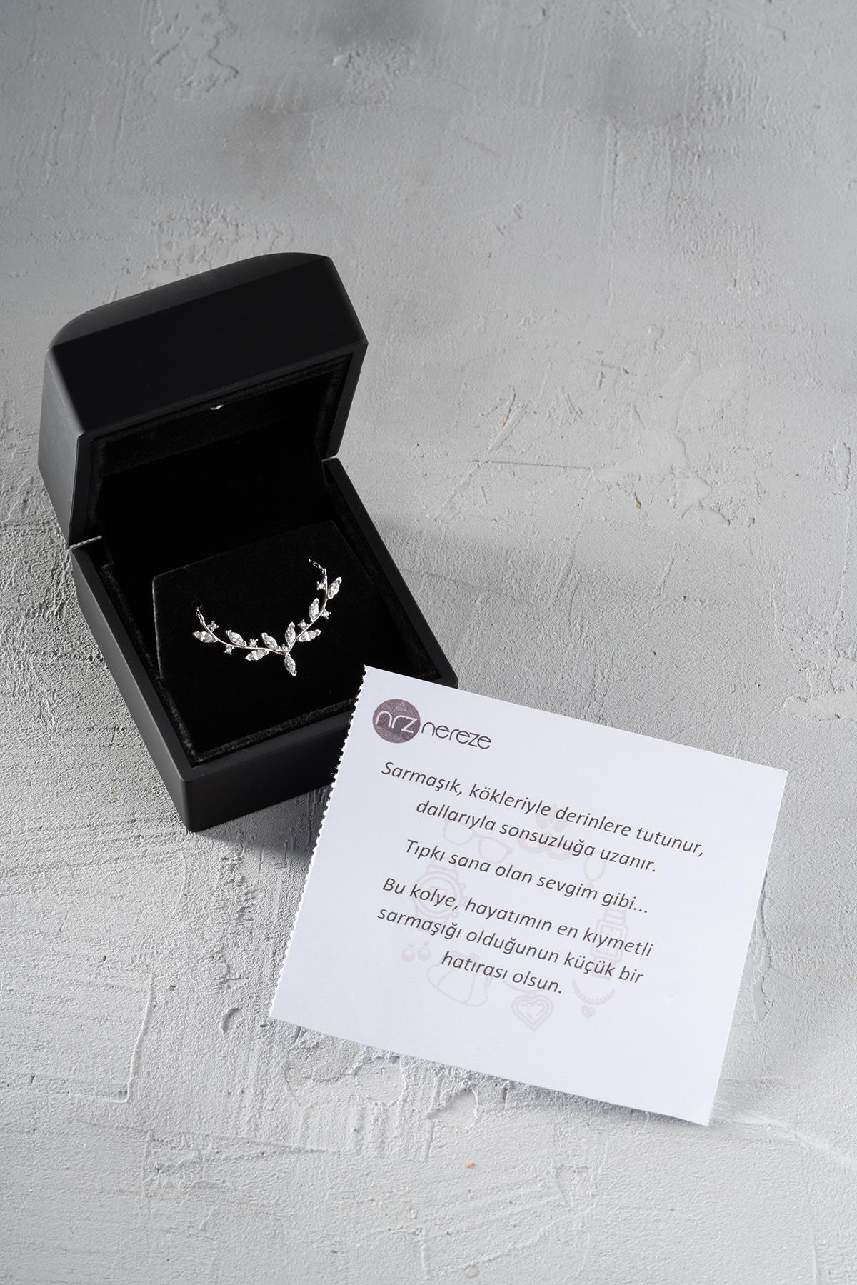 925 Ayar Gümüş Işıklı Kutuda Rodyum Kaplama Mekik Taşlı Zarif Sarmaşık Kolye