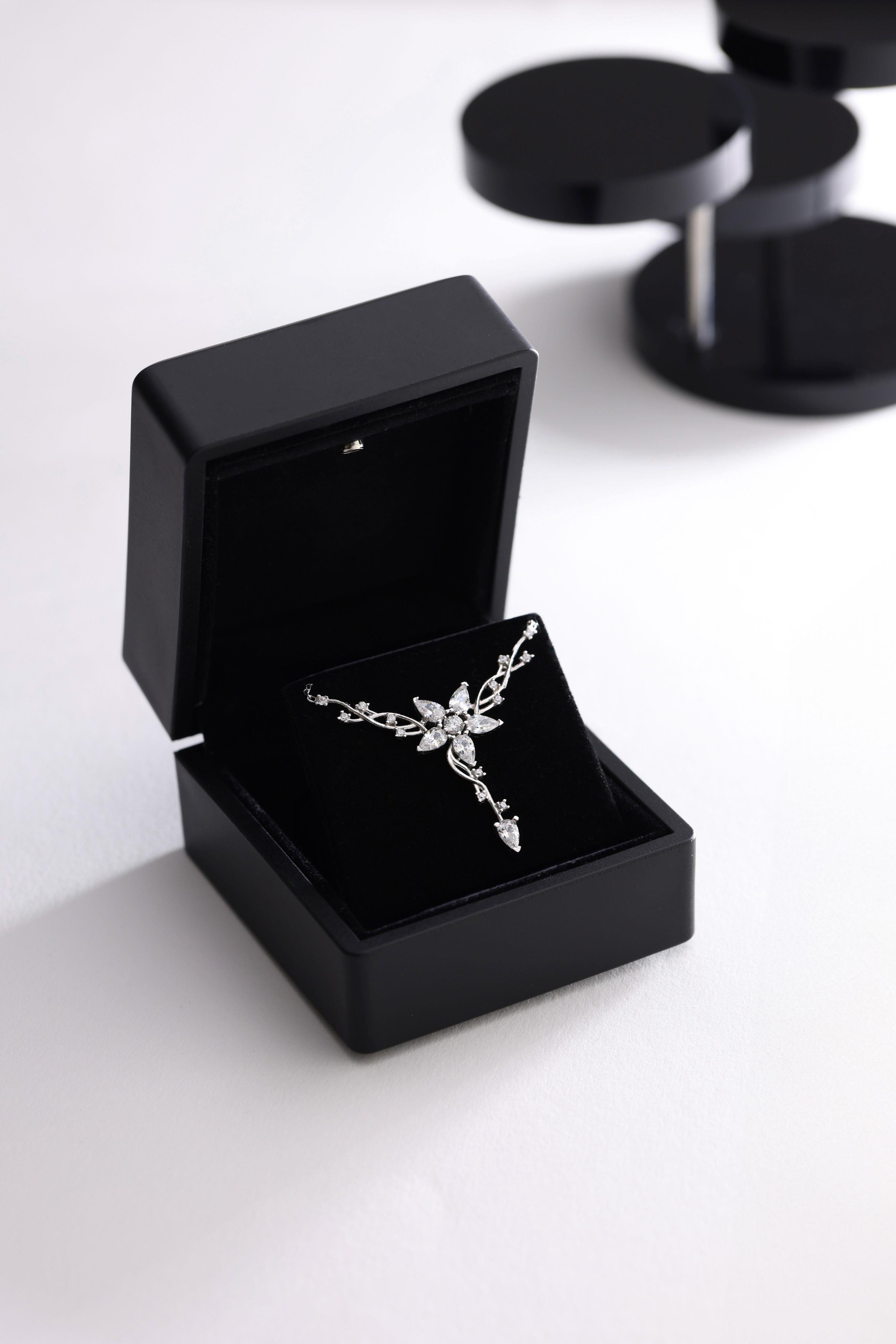 925 Ayar Gümüş Işıklı Kutuda Sarmaşık Model Yıldız Detaylı Kolye