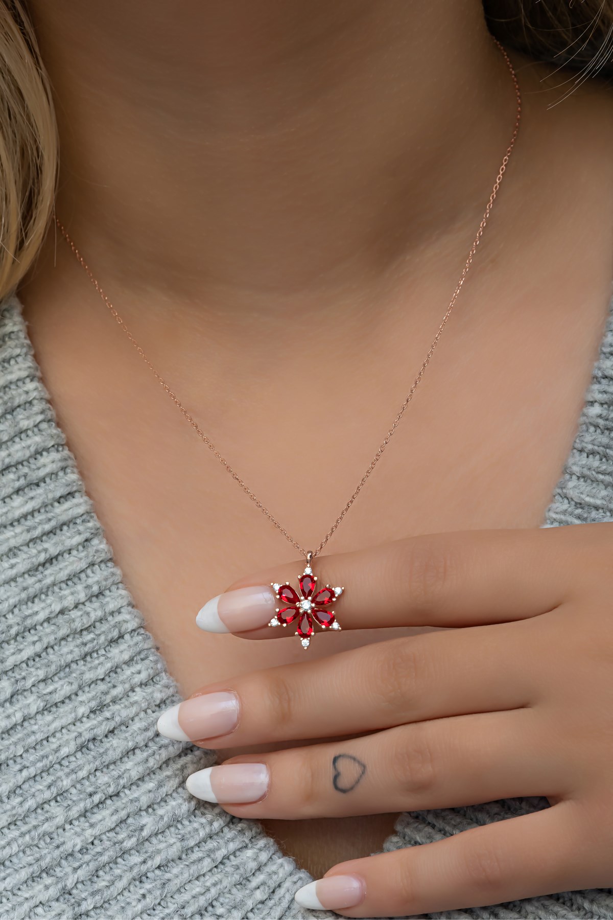 925 Ayar Gümüş Kırmızı Taşlı Lotus Kamelya Çiçeği Kolye