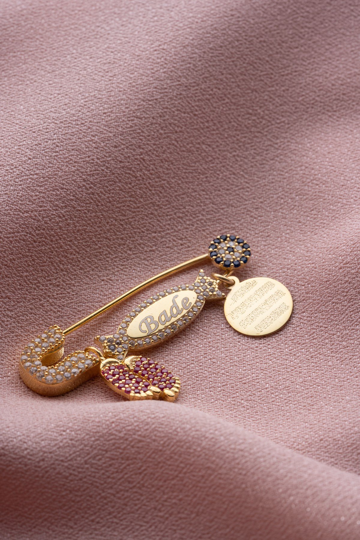 925 Ayar Gümüş Kişiye Özel Pembe Ayaklı Ayetel Kürsi İsimli Bebek İğnesi