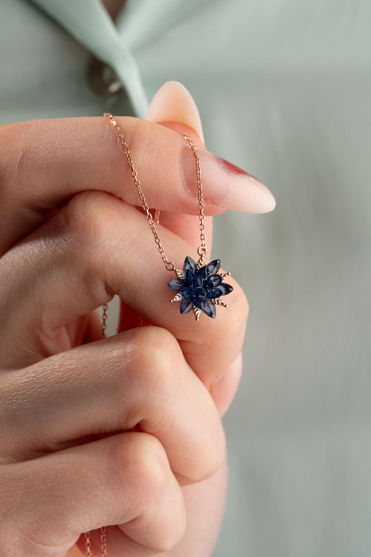 925 Ayar Gümüş Lacivert Taşlı Lotus Çiçeği Kolye