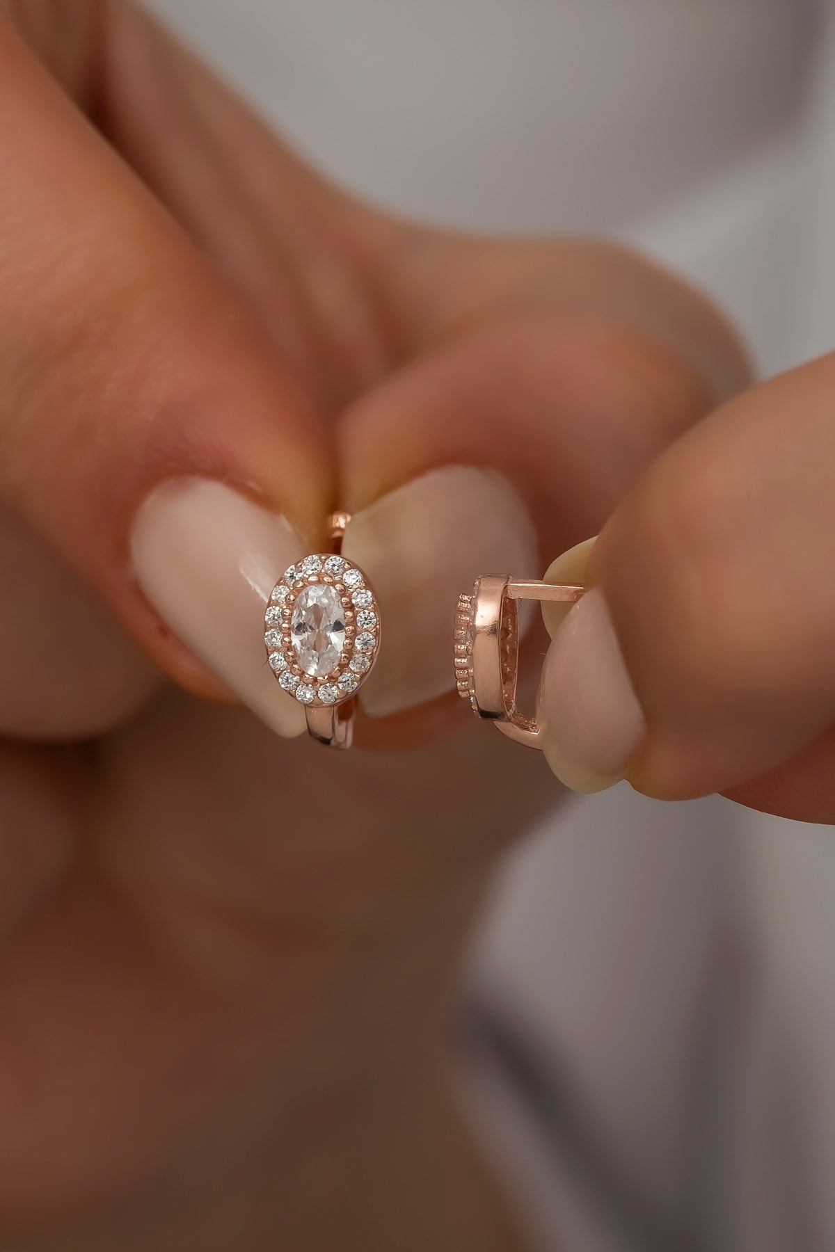 925 Ayar Gümüş Minik Oval Zirkon Taşlı Tektaş Küpe