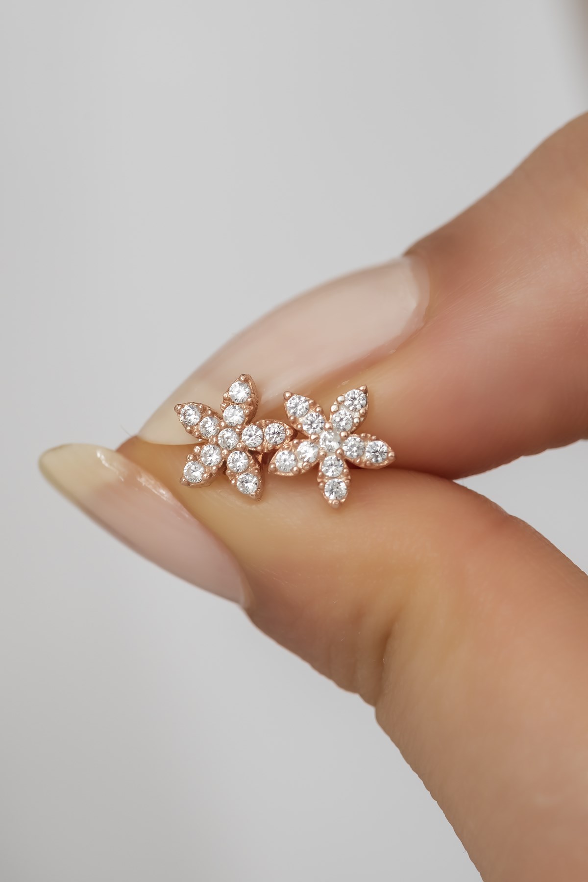 925 Ayar Gümüş Minik Rose Kır Çiçeği Küpe