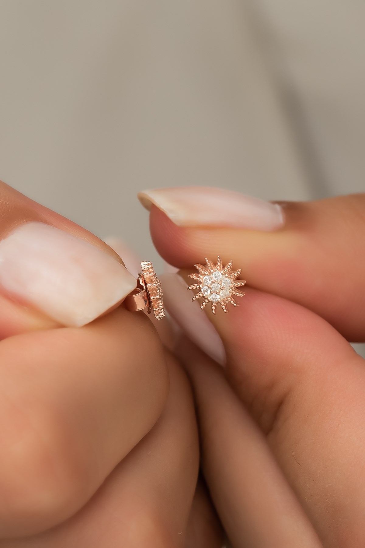 925 Ayar Gümüş Minik Rose Zirkon Taşlı Güneş Küpe